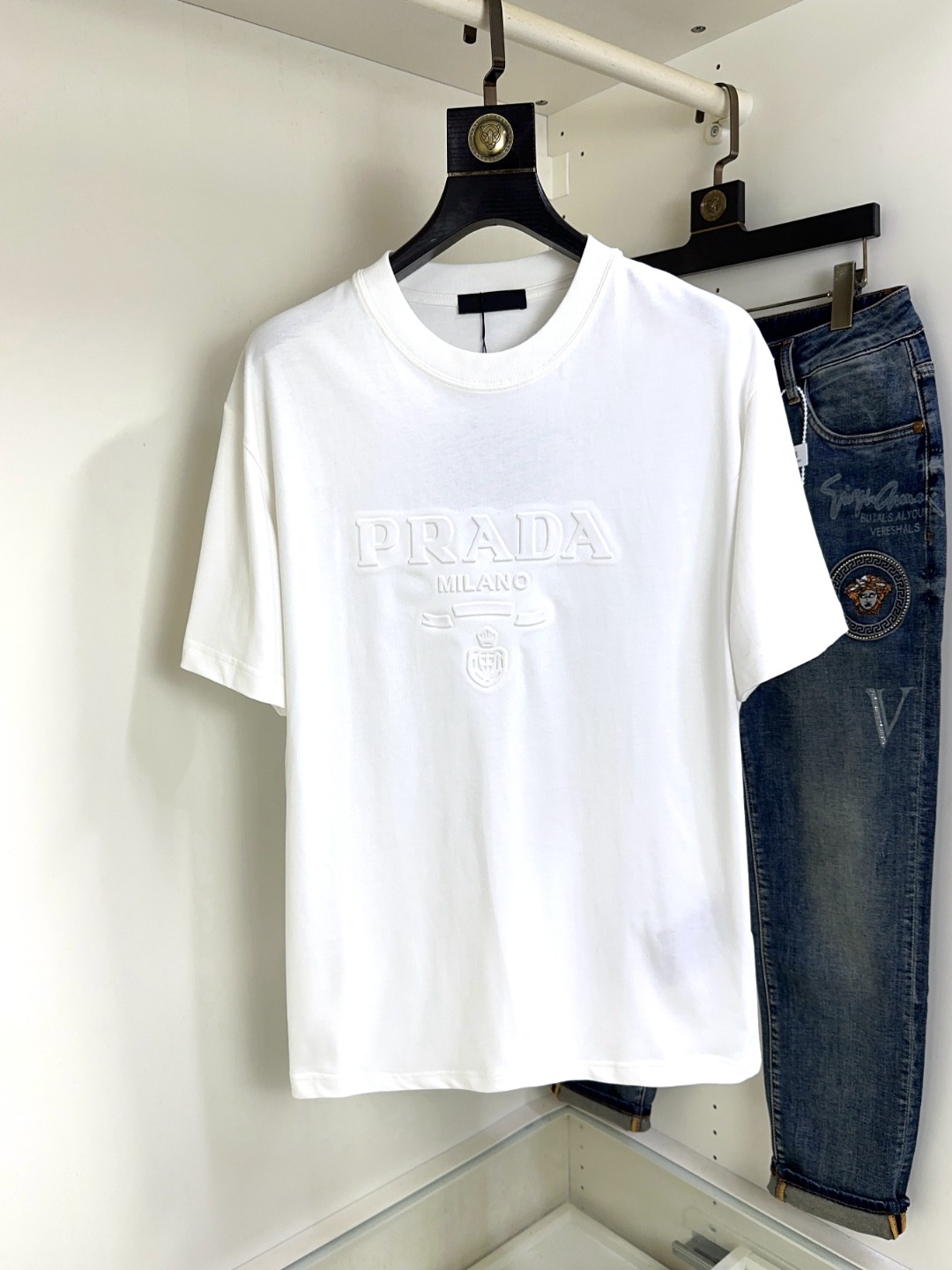 NO:137003,Prada Prada Fat Brother Gospel XL wears 200 pounds, top-quality round neck, casual short-sleeved high-end custom versatile style, anyone can easily control it, full-customized fabric craftsmanship, the latest logo design of the luxurious classic brand on the chest, very high-end, those who understand goods must enter!  The style and tailoring are slim styles, which are very exquisite, showing aura and highlighting the exquisiteness of business men. This is the unique feature, the right slim fit, and the upper body effect is very good!  Size XS-XL (counter code is equivalent to M-3XL), prada, prada, T-shirt, alexander wang19860909Prada 普拉达 胖哥福音XL穿200斤 顶级圆领休闲短袖高级定制百搭款式 任何人都可以轻松驾驭 面料全订制工艺 胸前奢华经典品牌最新logo设计,非常显档次懂货的必须入！版型剪裁属于修身款 非常精致,显气场,又会凸显商务男士的精致,这就是独到之处,恰到好处的修身,上身效果非常赞！尺码XS-XL（专柜码等同M-3XL）,,prada,prada,T-shirt,alexander wang,Men's clothing