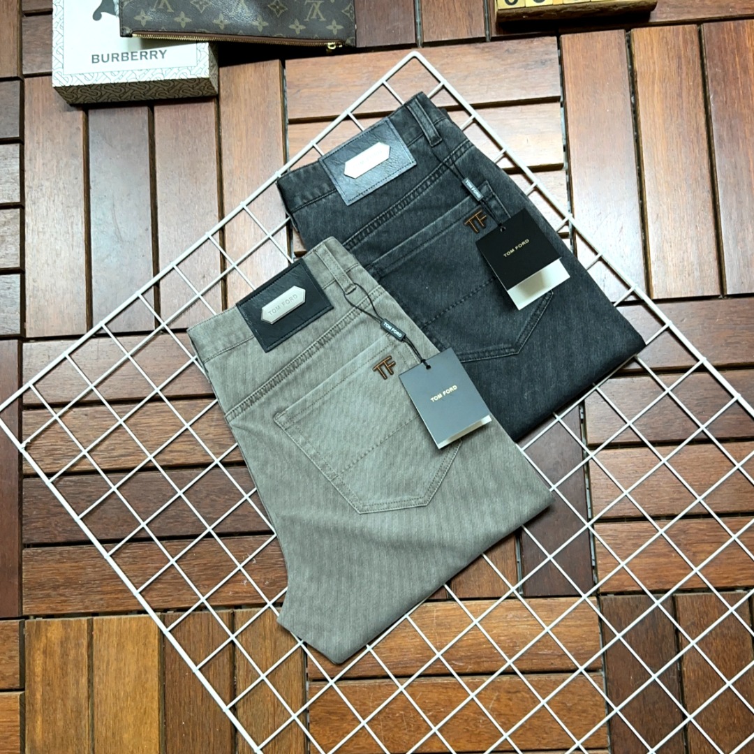 NO:137002,TF hits are coming, new models and new products are available for sale in the counter. The physical store has the best casual pants and trousers. The original 1:1 product is suitable for all ages. The highest version of the imported European fabric in the market is comfortable, soft and skin-friendly, with super cool and fashionable and versatile effect, straight and stylish, a must-have for the wardrobe!  Suitable for any occasion Size: 29-40,,tom ford,alexander wang19860909TF爆款来袭 新款新品 专柜有售 实体店已极品休闲裤西裤专柜原版1:1好货,适合各个年龄段.市场最高版本的欧洲进口面料.舒适柔软亲肤,上身效果超级棒时尚百搭,笔挺有型,衣橱必备！适合任何场合穿着 尺码:29-40,,tom ford,alexander wang,Men's clothing