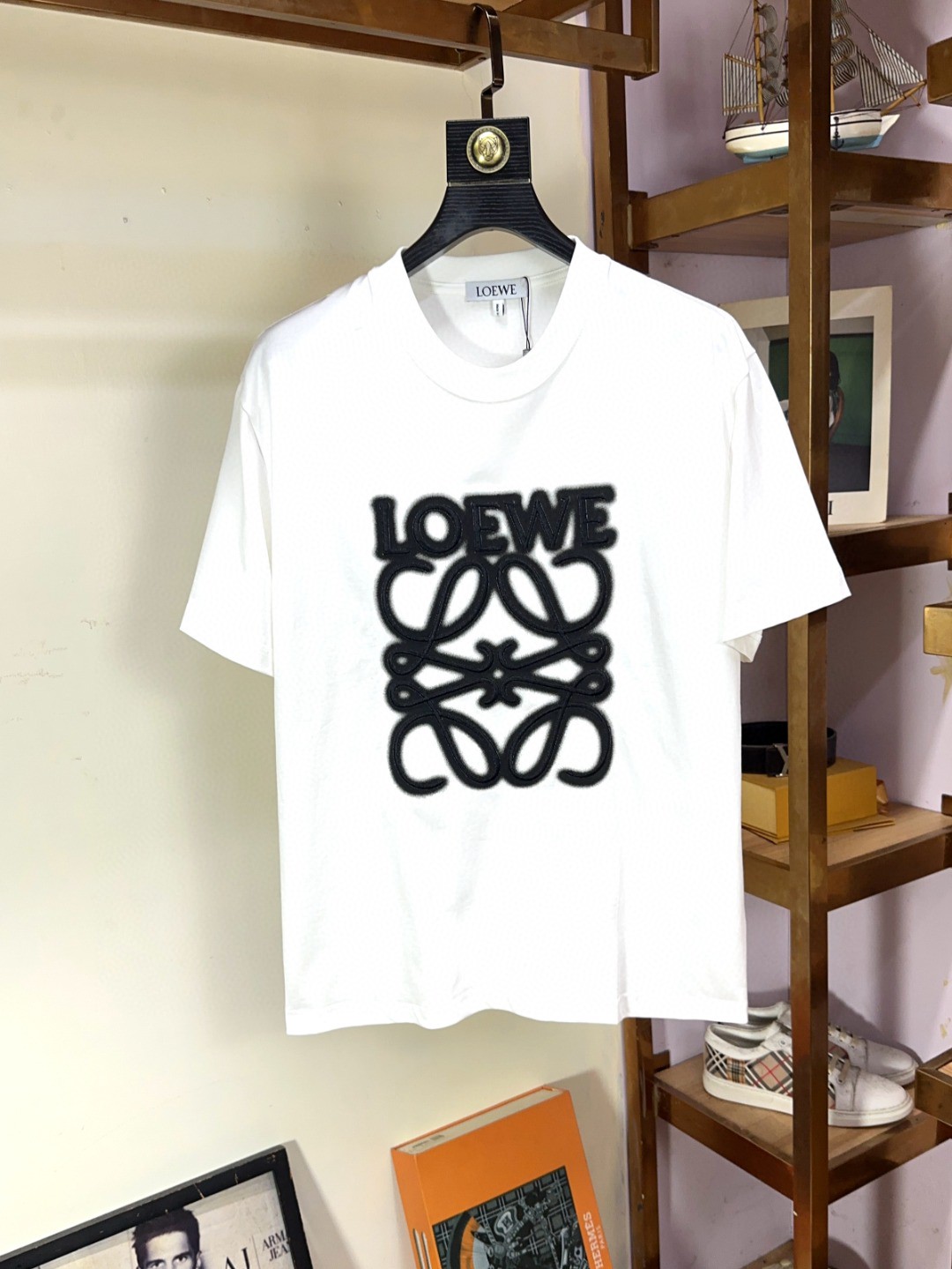 NO:138828,Loewe, Loewe, the gospel of Fat Brother, can wear up to 200 kilograms, the top round neck, casual short-sleeved high-end custom versatile style, which can be easily controlled by anyone. The fabric is fully customized, the latest logo design of the luxurious classic brand on the chest, which is very high-end and those who understand the goods must enter!  The style and tailoring are slim styles, which are very exquisite, showing aura and highlighting the exquisiteness of business men. This is the unique feature, the right slim fit, and the upper body effect is very good!  Size XS-XL (counter code is equivalent to M-3XL), loewe,loewe,T-shirt,alexander wang19860909Loewe 罗意威 胖哥福音最大可穿200斤高版本 顶级圆领休闲短袖高级定制百搭款式 任何人都可以轻松驾驭 面料全订制工艺 胸前奢华经典品牌最新logo设计,非常显档次懂货的必须入！版型剪裁属于修身款 非常精致,显气场,又会凸显商务男士的精致,这就是独到之处,恰到好处的修身,上身效果非常赞！尺码XS-XL（专柜码等同M-3XL）,,loewe,loewe,T-shirt,alexander wang,Men's clothing