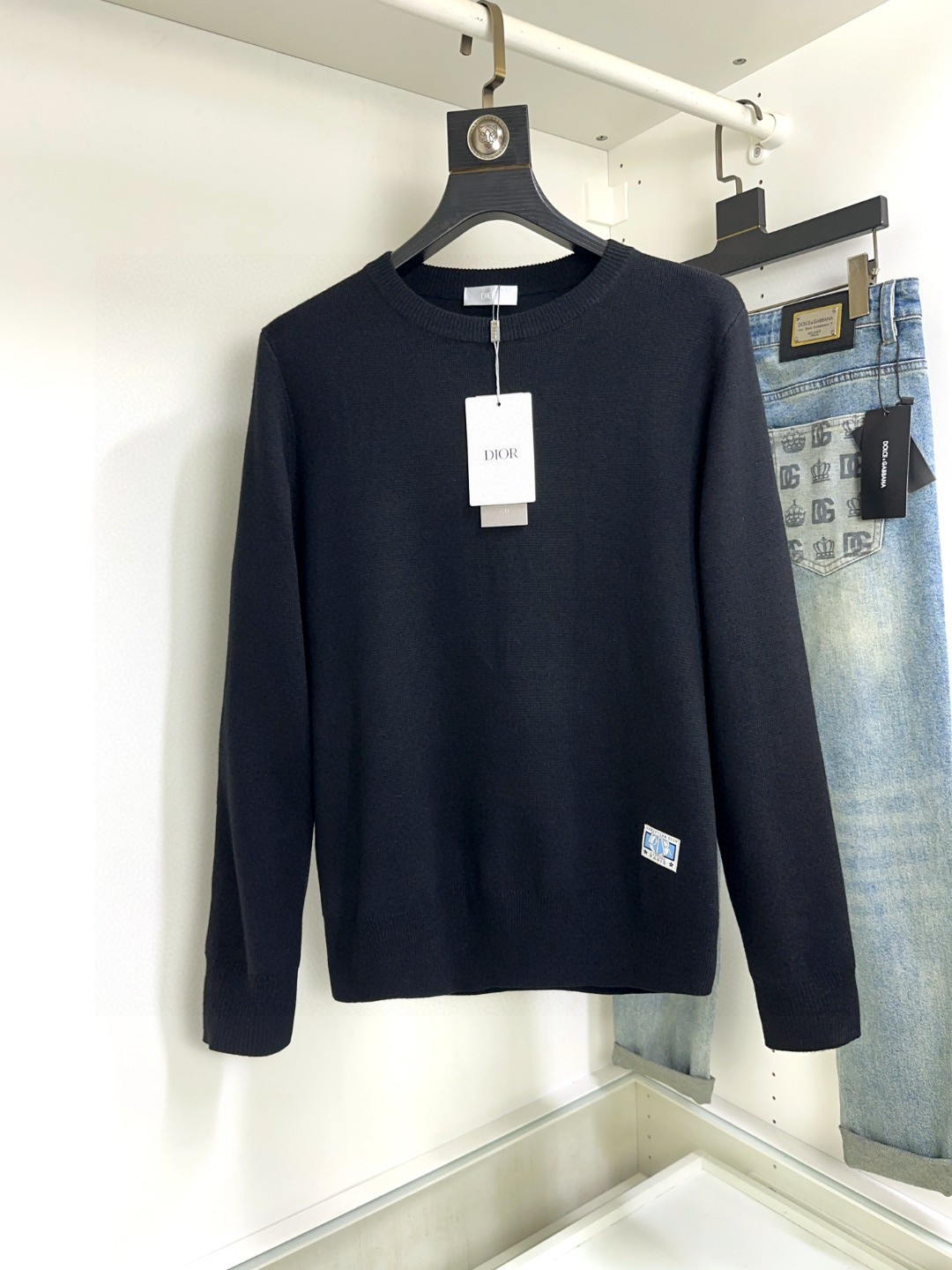 NO:138725,Dior new autumn and winter sweater has a delicate and soft feel, which can directly contact the skin, allowing the heart-warming yarn to create a delicate texture. The top-level craftsmanship is unique and outstanding, the style is simple, generous and exquisite. The three-dimensional tailoring style design makes the whole sweater look youthful and energetic. Recommended autumn and winter outfits are essential. Number XS-L,,dior,dior,sweaters,alexander wang19860909Dior 迪奥 秋冬新品毛衣 具有手感细腻柔软,可直接与肌肤接触,让暖心的纱线变化出细腻的质感,顶级工艺极具特色出彩,款式简约大方精美 立体剪裁的版型设计,让整款毛衣上身尽显青春活力和朝气,推荐款秋冬季穿搭必备.码数XS-L,,dior,dior,sweaters,alexander wang,Men's clothing