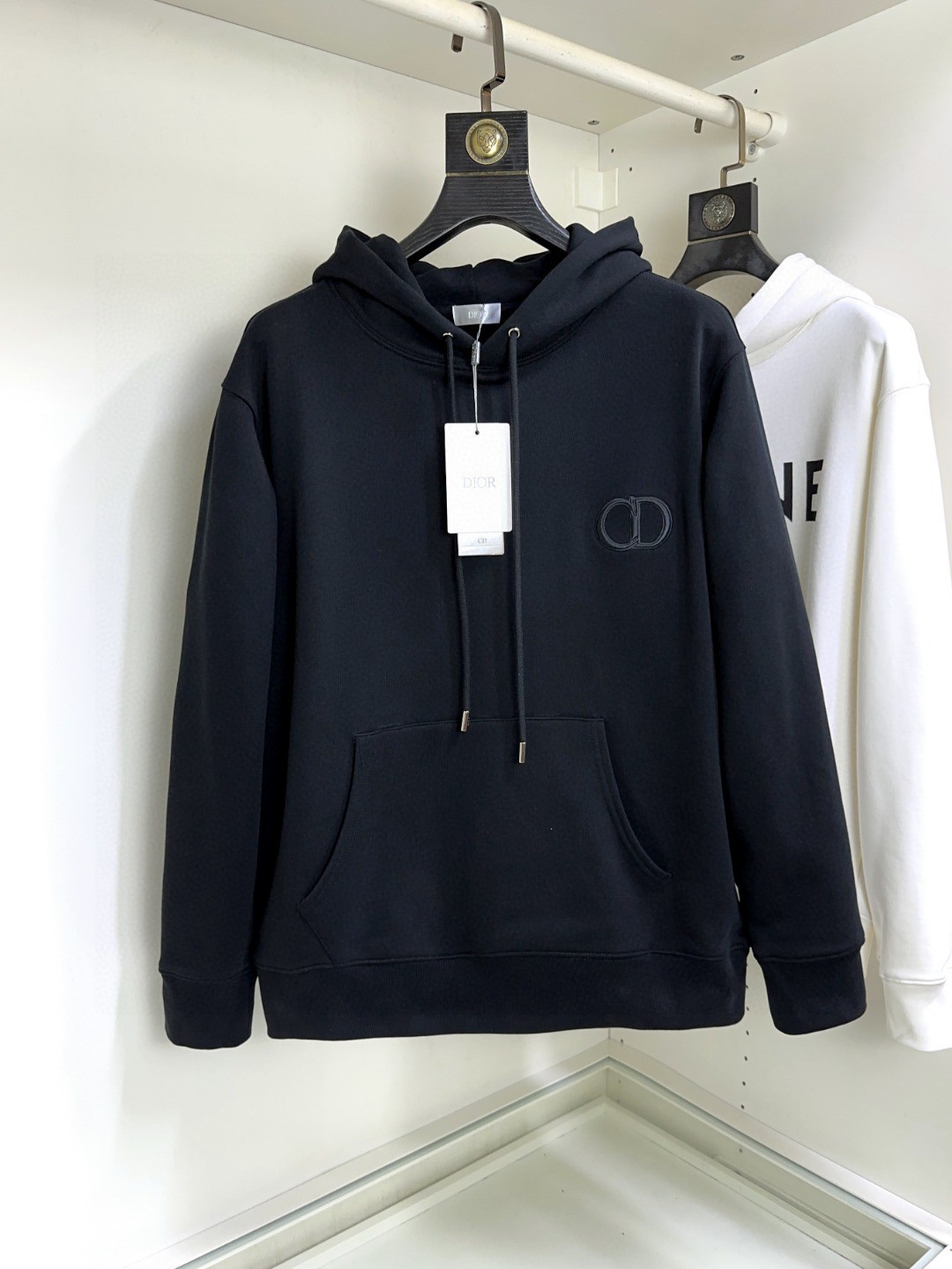 NO:138755,CD Dior's top long-sleeved hooded three-dimensional embroidered sweatshirt is a high-end custom versatile model. Anyone can easily control the imported Italian fabric. The fabric is fully customized. The latest logo design of the luxurious classic brand on the chest is very high-end. Those who understand goods must enter!  The style and tailoring are slim styles, which are very exquisite, showing aura and highlighting the exquisiteness of business men. This is the unique feature, the right slim fit, and the upper body effect is very good!  Size S-XL can wear 190 catties, dior, hoodie, sweatshirts, hats, alexander wang19860909CD迪奥顶级长袖连帽立体刺绣卫衣高级定制百搭款,意大利进口面料任何人都可以轻松驾驭 面料全订制工艺 胸前奢华经典品牌最新logo设计,非常显档次懂货的必须入！版型剪裁属于修身款 非常精致,显气场,又会凸显商务男士的精致,这就是独到之处,恰到好处的修身,上身效果非常赞！尺码S-XL 可穿190斤,,dior,hoodie,sweatshirts,hats,alexander wang,Men's clothing