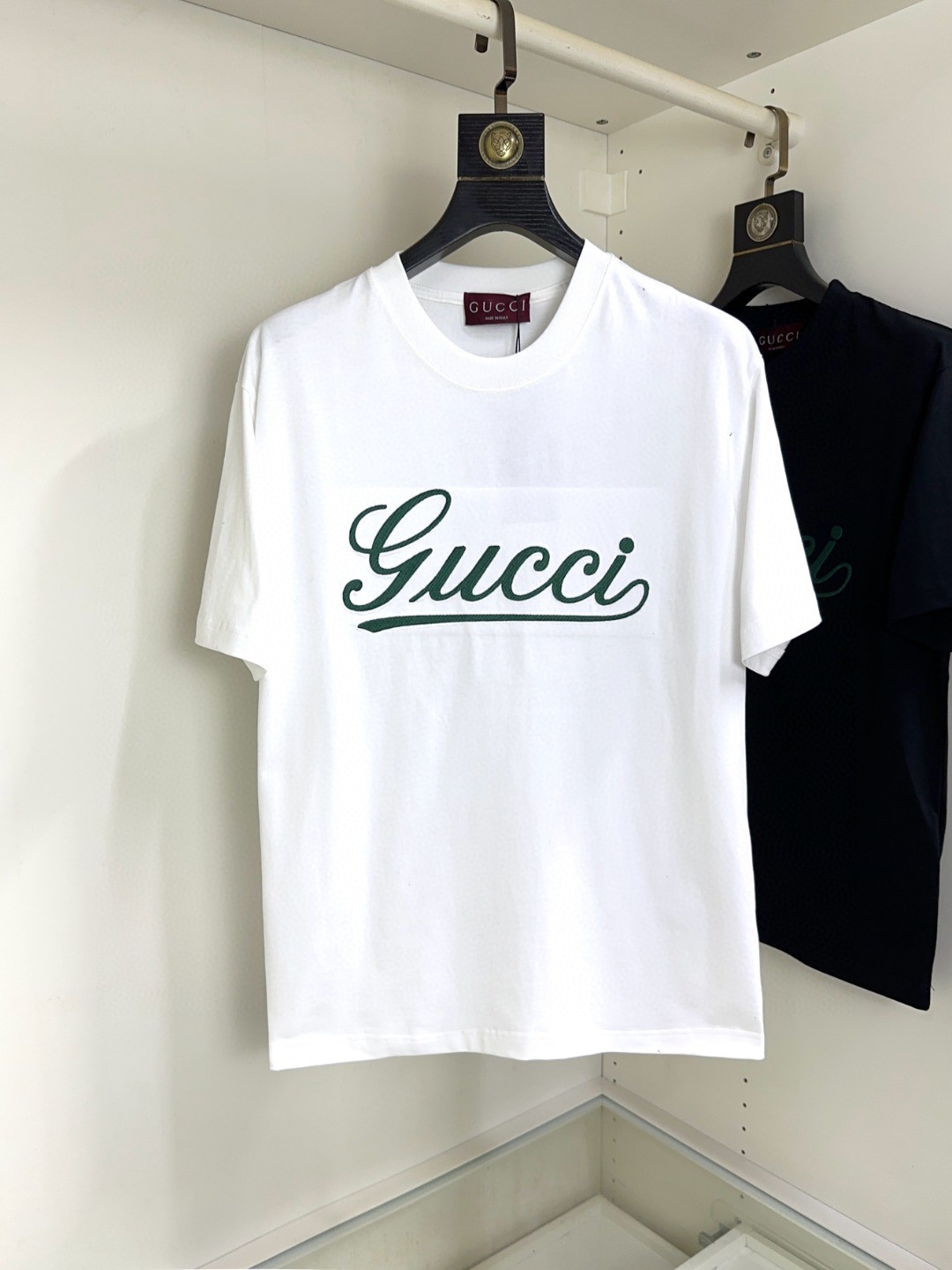 NO:138810,Gucci Gucci Fat Brother Gospel Maximum XL can wear 200 kilograms high-end version, top round neck casual short sleeve high-end custom versatile style, anyone can easily control it, full custom fabric craftsmanship, the latest logo design of the luxurious classic brand on the chest, very high-end, those who understand goods must enter!  The style and tailoring are slim styles, which are very exquisite, showing aura and highlighting the exquisiteness of business men. This is the unique feature, the right slim fit, and the upper body effect is very good!  Size XS-XL (counter code is equivalent to M-3XL), gucci, T-shirt, alexander wang19860909Gucci 古奇 胖哥福音最大XL可穿200斤高版本 顶级圆领休闲短袖高级定制百搭款式 任何人都可以轻松驾驭 面料全订制工艺 胸前奢华经典品牌最新logo设计,非常显档次懂货的必须入！版型剪裁属于修身款 非常精致,显气场,又会凸显商务男士的精致,这就是独到之处,恰到好处的修身,上身效果非常赞！尺码XS-XL（专柜码等同M-3XL）,,gucci,T-shirt,alexander wang,Men's clothing