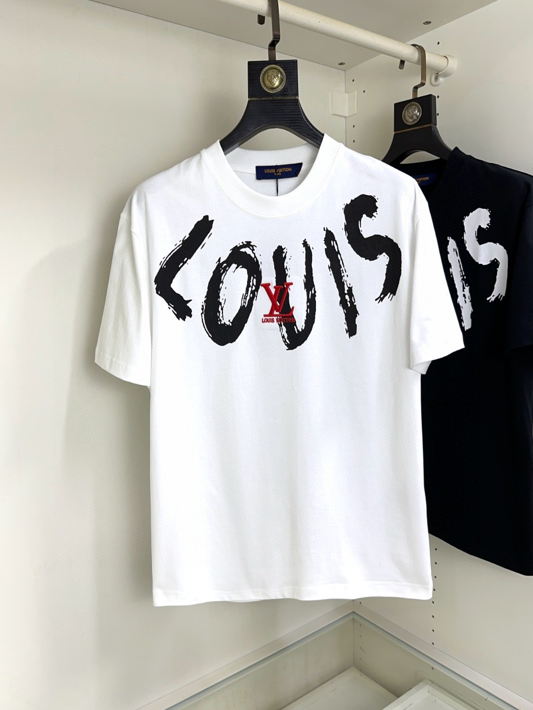 NO:138817,LV Louis Vuitton Fat Brother Gospel Max XL can wear 200 catties Top round neck casual short sleeves Top version High-end custom versatile styles Anyone can easily control the fabric is fully customized craftsmanship The latest logo design of the luxurious classic brand on the chest is very high-end, and those who understand goods must enter!  The style and tailoring are slim styles, which are very exquisite, showing aura and highlighting the exquisiteness of business men. This is the unique feature, the right slim fit, and the upper body effect is very good!  Size XS-XL (counter code is equivalent to M-3XL), louis vuitton,louis vuitton,t-shirt,alexander wang19860909LV 路易威登 胖哥福音最大XL可穿200斤 顶级圆领休闲短袖 顶级版本 高级定制百搭款式 任何人都可以轻松驾驭 面料全订制工艺 胸前奢华经典品牌最新logo设计,非常显档次懂货的必须入！版型剪裁属于修身款 非常精致,显气场,又会凸显商务男士的精致,这就是独到之处,恰到好处的修身,上身效果非常赞！尺码XS-XL（专柜码等同M-3XL）,,louis vuitton,louis vuitton,T-shirt,alexander wang,Men's clothing