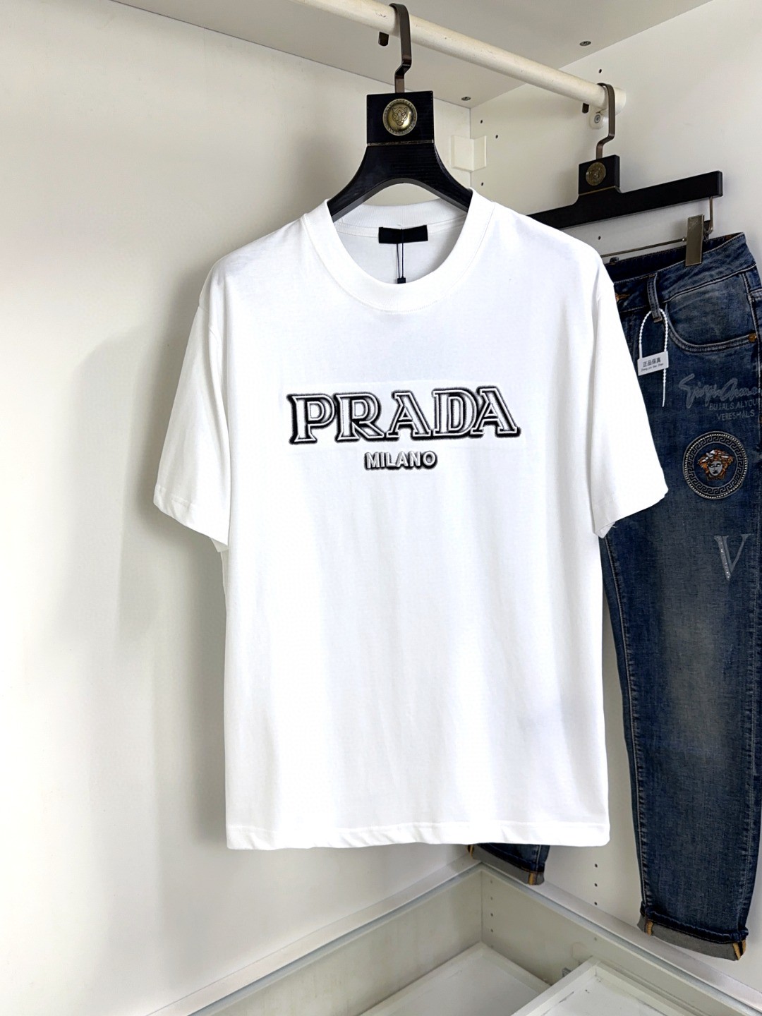 NO:138788,Prada Prada Fat Brother Gospel Maximum XL can wear 200 kilograms high-end version, top round neck casual short sleeve high-end custom versatile style, anyone can easily control it, full custom fabric craftsmanship, the latest logo design of luxury classic brand on the chest, very high-end, those who understand goods must enter!  The style and tailoring are slim styles, which are very exquisite, showing aura and highlighting the exquisiteness of business men. This is the unique feature, the right slim fit, and the upper body effect is very good!  Size XS-XL (counter code is equivalent to M-3XL), prada, prada, T-shirt, alexander wang19860909Prada 普拉达 胖哥福音最大XL可穿200斤高版本 顶级圆领休闲短袖高级定制百搭款式 任何人都可以轻松驾驭 面料全订制工艺 胸前奢华经典品牌最新logo设计,非常显档次懂货的必须入！版型剪裁属于修身款 非常精致,显气场,又会凸显商务男士的精致,这就是独到之处,恰到好处的修身,上身效果非常赞！尺码XS-XL（专柜码等同M-3XL）,,prada,prada,T-shirt,alexander wang,Men's clothing