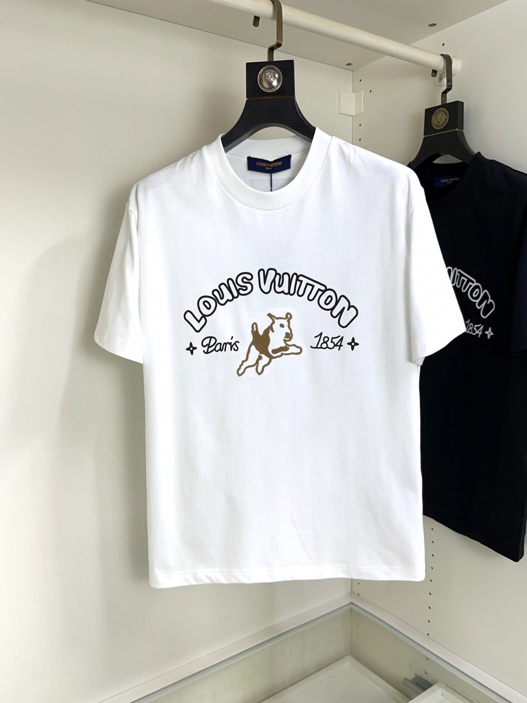 NO:138793,LV Louis Vuitton Fat Brother Gospel Max XL can wear 200 catties Top round neck casual short sleeves Top version High-end custom versatile styles Anyone can easily control the fabric is fully customized craftsmanship The latest logo design of the luxurious classic brand on the chest is very high-end, and those who understand goods must enter!  The style and tailoring are slim styles, which are very exquisite, showing aura and highlighting the exquisiteness of business men. This is the unique feature, the right slim fit, and the upper body effect is very good!  Size XS-XL (counter code is equivalent to M-3XL), louis vuitton,louis vuitton,t-shirt,alexander wang19860909LV 路易威登 胖哥福音最大XL可穿200斤 顶级圆领休闲短袖 顶级版本 高级定制百搭款式 任何人都可以轻松驾驭 面料全订制工艺 胸前奢华经典品牌最新logo设计,非常显档次懂货的必须入！版型剪裁属于修身款 非常精致,显气场,又会凸显商务男士的精致,这就是独到之处,恰到好处的修身,上身效果非常赞！尺码XS-XL（专柜码等同M-3XL）,,louis vuitton,louis vuitton,T-shirt,alexander wang,Men's clothing