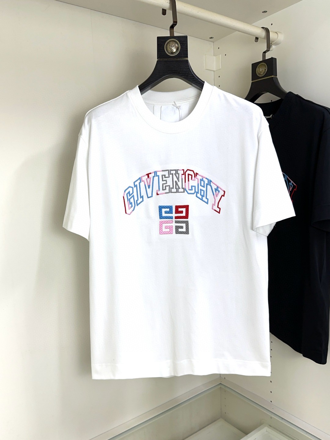 NO:138824,Givenchy Givenchy Fat Brother Gospel Maximum XL can wear 200 pounds, top-level round neck casual short sleeves, top-level version, high-end custom versatile styles, anyone can easily control the fabric, full customization and craftsmanship, the latest logo design of the luxurious classic brand on the chest, very high-end and those who understand goods must enter!  The style and tailoring are slim styles, which are very exquisite, showing aura and highlighting the exquisiteness of business men. This is the unique feature, the right slim fit, and the upper body effect is very good!  Size XS-XL (counter code is equivalent to M-3XL), given , given , given , given , T-shirt, alexander wang19860909Givenchy 纪梵希 胖哥福音最大XL可穿200斤 顶级圆领休闲短袖 顶级版本 高级定制百搭款式 任何人都可以轻松驾驭 面料全订制工艺 胸前奢华经典品牌最新logo设计,非常显档次懂货的必须入！版型剪裁属于修身款 非常精致,显气场,又会凸显商务男士的精致,这就是独到之处,恰到好处的修身,上身效果非常赞！尺码XS-XL（专柜码等同M-3XL）,,givenchy,givenchy,T-shirt,alexander wang,Men's clothing