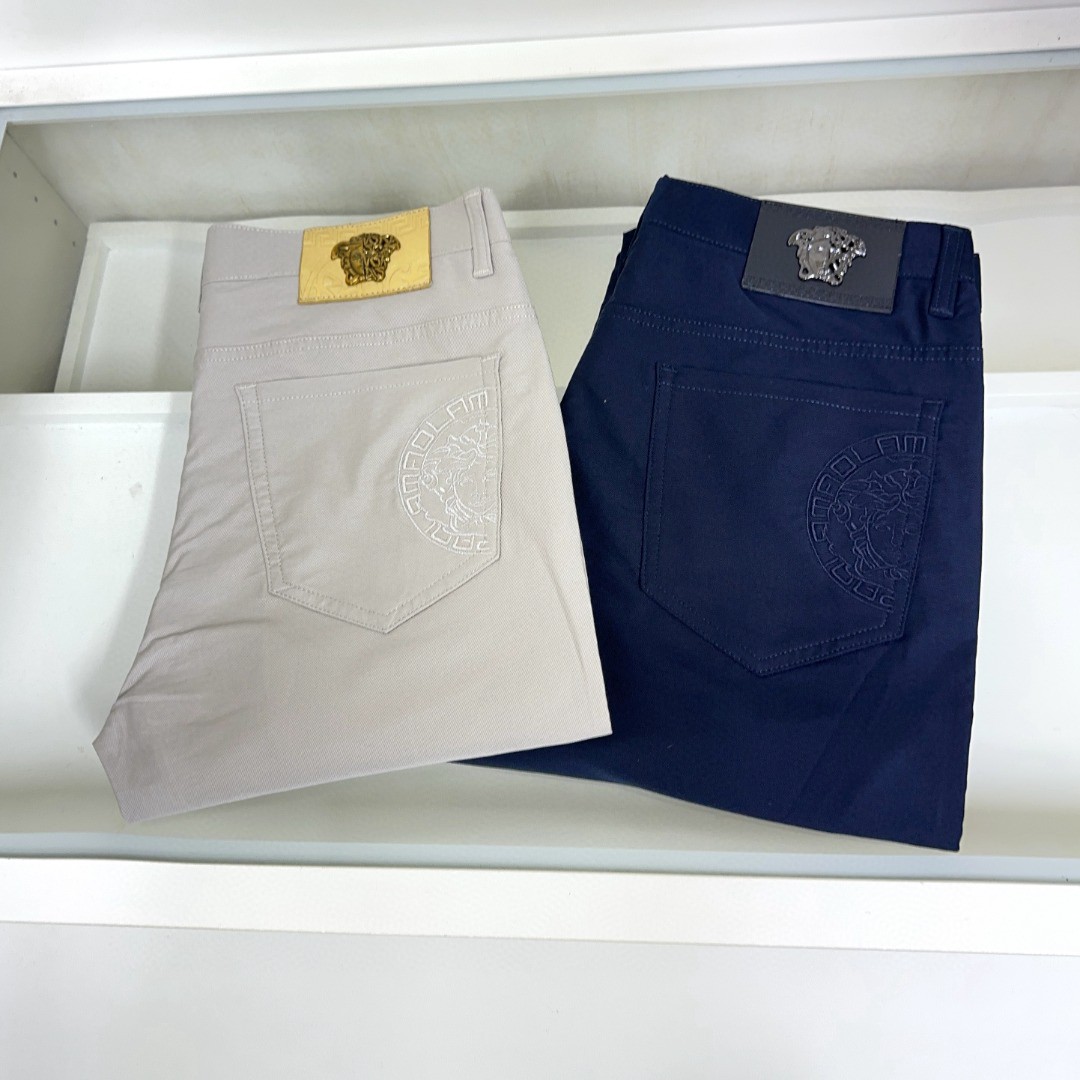 NO:138794,Versace New style and new products available for sale in physical stores. The original 1:1 good product for the counter, suitable for all ages. The highest version of imported European fabrics in the market. They are comfortable, soft and skin-friendly, with super cool and fashionable and versatile upper body effect, straight and stylish, a must-have for the wardrobe!  Suitable for any occasion Size 29-38, versace, versace, jeans, alexander wang19860909Versace 范思哲 新款新品 专柜有售 实体店极品牛仔裤专柜原版1:1好货,适合各个年龄段.市场最高版本的欧洲进口面料.舒适柔软亲肤,上身效果超级棒时尚百搭,笔挺有型,衣橱必备！适合任何场合穿着 尺码29-38,,versace,versace,jeans,alexander wang,Men's clothing