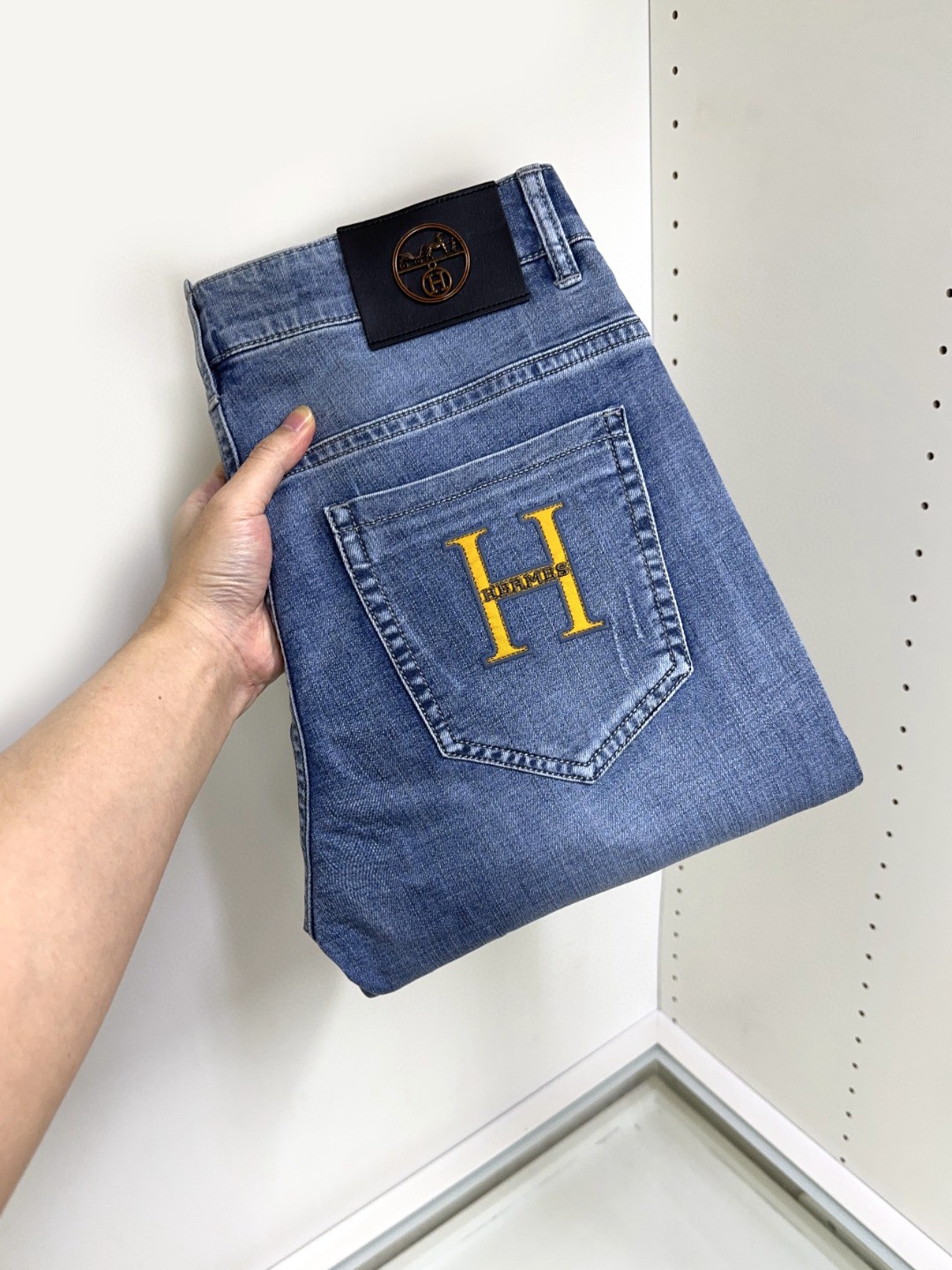 NO:138798,Hermes Hermes is coming, new models and new products are available for sale in the counter. The original jeans in physical stores are already 1:1 good products for the original products of all ages. The highest version of the imported European fabric in the market is comfortable, soft and skin-friendly, with super cool and fashionable and versatile upper body effect, straight and stylish, a must-have for the wardrobe!  Suitable for any occasion Size 29-38, hermes, hermes, jeans, alexander wang19860909Hermes 爱马仕 爆款来袭 新款新品 专柜有售 实体店已极品牛仔裤专柜原版1:1好货,适合各个年龄段.市场最高版本的欧洲进口面料.舒适柔软亲肤,上身效果超级棒时尚百搭,笔挺有型,衣橱必备！适合任何场合穿着 尺码29-38,,hermes,hermes,jeans,alexander wang,Men's clothing