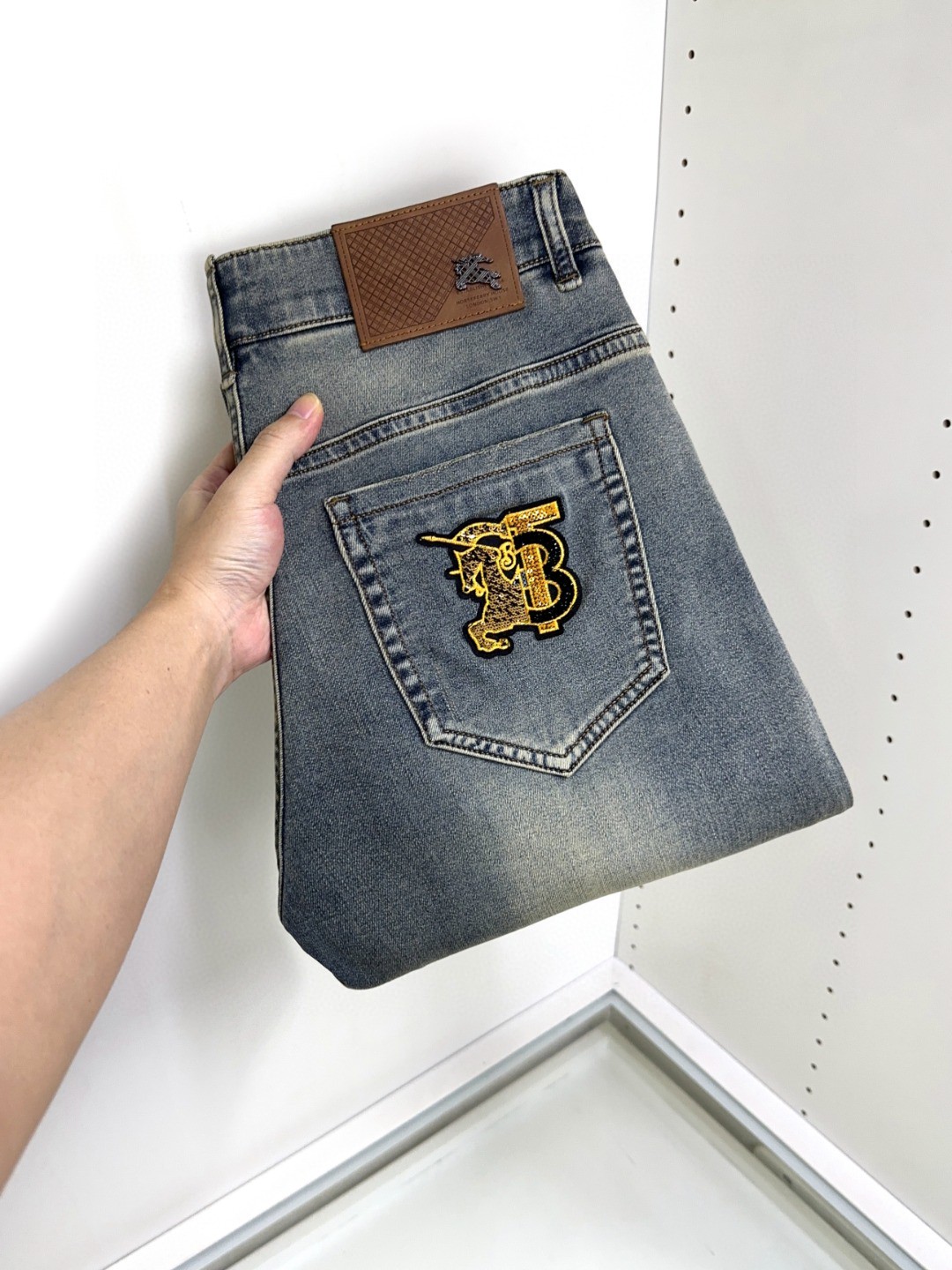 NO:138789,Burberry New style and new products available for sale in physical stores. The original 1:1 good product for the counter, suitable for all ages. The highest version of imported European fabrics in the market. They are comfortable, soft and skin-friendly, with super cool and fashionable and versatile upper body effect, straight and stylish, a must-have for the wardrobe!  Suitable for any occasion Size 29-38, burberry, burberry, jeans, alexander wang19860909Burberry 巴宝莉 新款新品 专柜有售 实体店极品牛仔裤专柜原版1:1好货,适合各个年龄段.市场最高版本的欧洲进口面料.舒适柔软亲肤,上身效果超级棒时尚百搭,笔挺有型,衣橱必备！适合任何场合穿着 尺码29-38,,burberry,burberry,jeans,alexander wang,Men's clothing