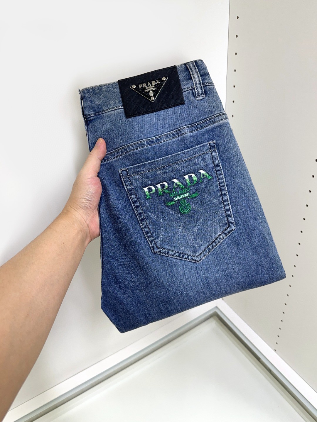 NO:138784,Prada New style and new products available for sale in physical stores. The original 1:1 good product for the counter, suitable for all ages. The highest version of imported European fabrics in the market. They are comfortable, soft and skin-friendly, with super cool and fashionable and versatile upper body effect, straight and stylish, a must-have for the wardrobe!  Suitable for any occasion Size 29-38, prada, prada, jeans, alexander wang19860909Prada 普拉达 新款新品 专柜有售 实体店极品牛仔裤专柜原版1:1好货,适合各个年龄段.市场最高版本的欧洲进口面料.舒适柔软亲肤,上身效果超级棒时尚百搭,笔挺有型,衣橱必备！适合任何场合穿着 尺码29-38,,prada,prada,jeans,alexander wang,Men's clothing