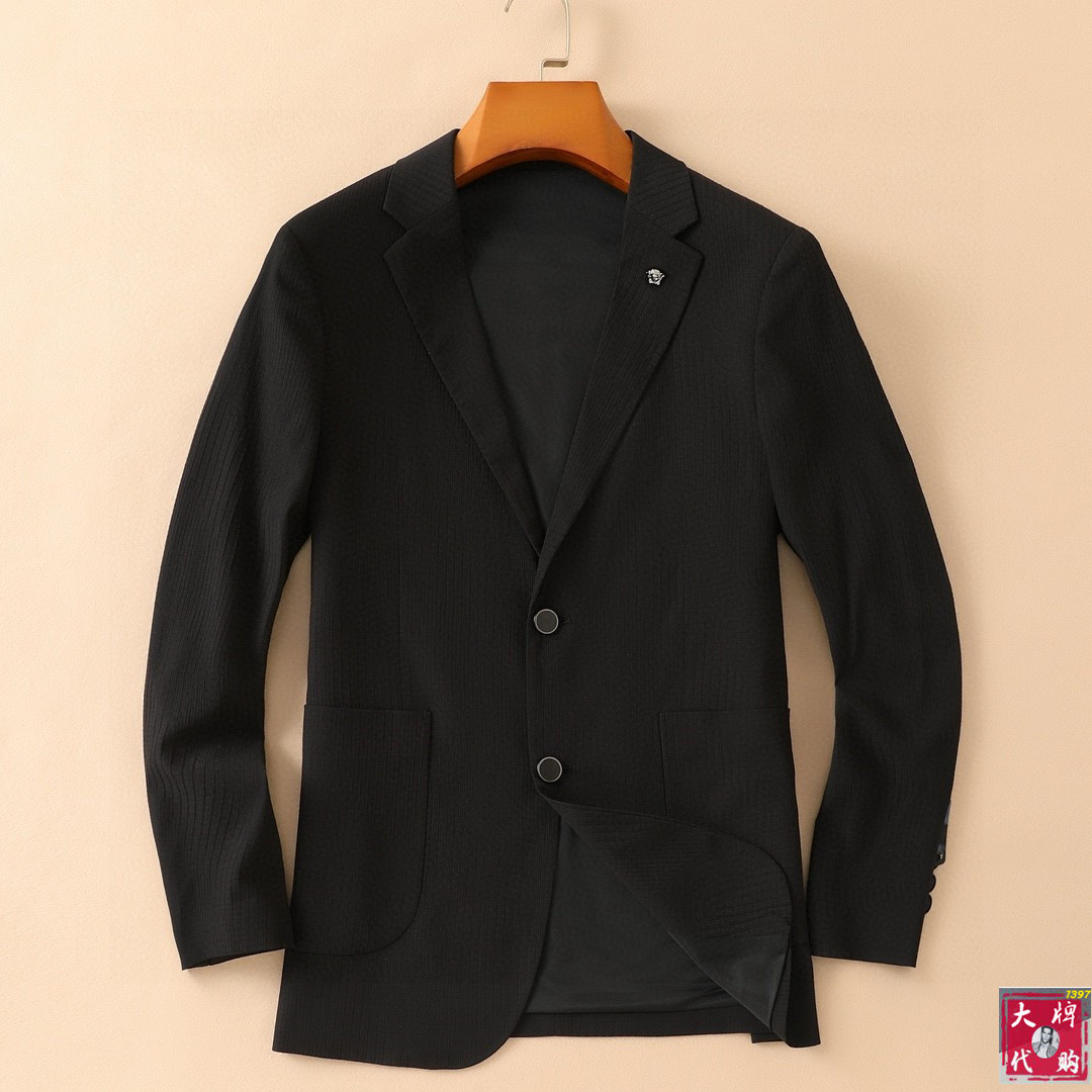 NO:138732,Versace Spring and summer suit new products, elegant and noble gentleman style suit jackets, imported viscose fabrics, smooth and delicate, and have a very good temperament. Natural and environmentally friendly dyeing technology, solid shape and color. Everything is the highest-end, the machine is neat and smooth, and the hardware buckles are top-grade original accessories. It is obvious that it is high-end fabric. This fabric is fixed-woven. There is no good product from the outside, and it is impossible to get any fault. This perfect piece of clothing is called a masterpiece. It is not an exaggeration. Size M-3XL, versace, versace, jackets & coats, business suit, alexander wang19860909Versace 范思哲 春夏西装新品 典雅高贵绅士风西装外套 进口粘纤面料,顺滑细腻,气质感非常好.天然环保染色技术,固形固色.所有的一切都是最高端,车工走线整齐平整,五金扣都是顶级原版配件.一看就是高档的面料 这种面料都是定织的 外面根本就没有 正规大厂途径出来的好货,无任何可挑剔的地方 此完美的一件衣服 称为臻品 一点也不过分.尺码M-3XL,,versace,versace,jackets & coats,business suit,alexander wang,Men's clothing