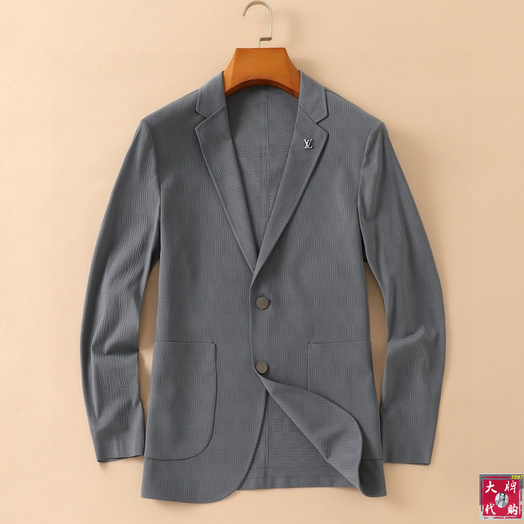 NO:138738,LV Louis Vuitton Spring and Summer Suit New Products Elegant and noble gentleman-style Suit Jacket Imported viscose fabrics are smooth and delicate, with a very good temperament. Natural and environmentally friendly dyeing technology, solid shape and color. Everything is the highest-end, the machine is neatly and smooth, and the hardware buckles are top-grade original accessories. It is obvious that it is high-end fabric. This fabric is fixed-woven. There is no good product from the outside, and it is impossible to get any good products from the official factory, and it is impossible to get any fault. This perfect piece of clothing is called a masterpiece. It is not an exaggeration. Size M-3XL,, louis vuitton, louis vuitton, jackets & coats, business suit, alexander wang19860909LV 路易威登 春夏西装新品 典雅高贵绅士风西装外套 进口粘纤面料,顺滑细腻,气质感非常好.天然环保染色技术,固形固色.所有的一切都是最高端,车工走线整齐平整,五金扣都是顶级原版配件.一看就是高档的面料 这种面料都是定织的 外面根本就没有 正规大厂途径出来的好货,无任何可挑剔的地方 此完美的一件衣服 称为臻品 一点也不过分.尺码M-3XL,,louis vuitton,louis vuitton,jackets & coats,business suit,alexander wang,Men's clothing