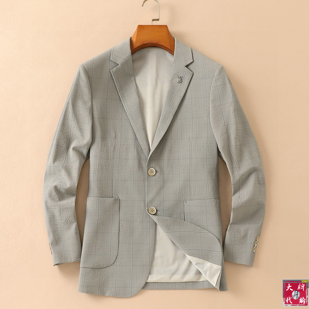 NO:138756,Burberry Spring and summer suit new products, elegant and noble gentleman style suit jackets, imported viscose fabrics, smooth and delicate, and have a very good temperament. Natural and environmentally friendly dyeing technology, solid shape and color. Everything is the highest-end, the carmaker's wiring is neat and flat, and the hardware buckles are top-grade original accessories. It is obvious that it is high-end fabric. This fabric is fixed and there is no good product from the outside, and it is impossible to get any fault. This perfect piece of clothing is called a masterpiece, which is not an exaggeration. Size M-3XL, burberry, burberry, jackets & coats, business suit, alexander wang19860909Burberry 巴宝莉 春夏西装新品 典雅高贵绅士风西装外套 进口粘纤面料,顺滑细腻,气质感非常好.天然环保染色技术,固形固色.所有的一切都是最高端,车工走线整齐平整,五金扣都是顶级原版配件.一看就是高档的面料 这种面料都是定织的 外面根本就没有 正规大厂途径出来的好货,无任何可挑剔的地方 此完美的一件衣服 称为臻品 一点也不过分.尺码M-3XL,,burberry,burberry,jackets & coats,business suit,alexander wang,Men's clothing