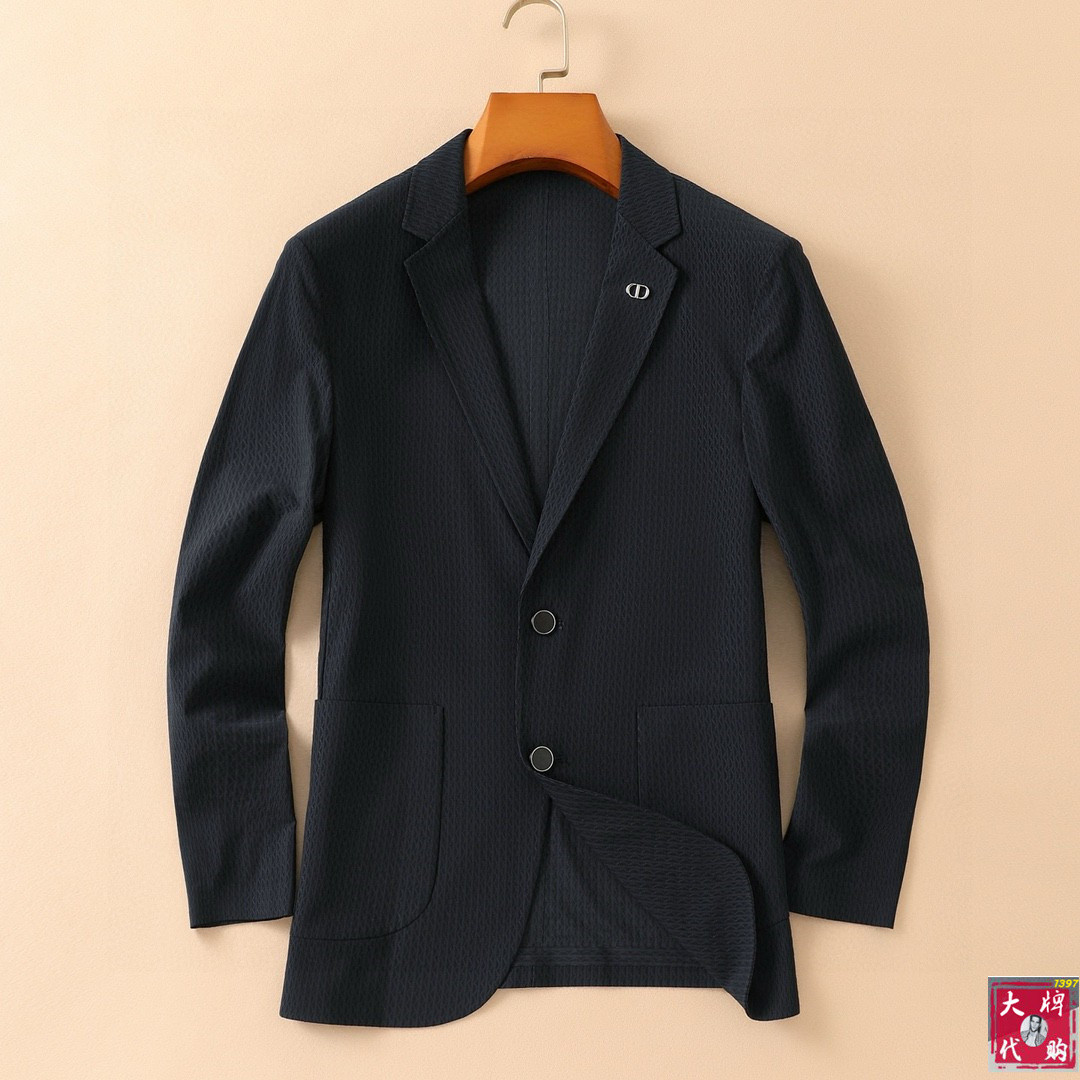 NO:138762,DIOR Spring and summer suit new products, elegant and noble gentleman style suit jackets, imported viscose fabrics, smooth and delicate, and have a very good temperament. Natural and environmentally friendly dyeing technology, solid shape and color. Everything is the highest-end, the carmaker's wiring is neat and flat, and the hardware buckles are top-grade original accessories. It is obvious that it is high-end fabric. This fabric is fixed-woven. There is no good product from the outside, and it is impossible to get any fault. This perfect piece of clothing is called a masterpiece. It is not an exaggeration. Size M-3XL,,dior,dior,jackets & coats,business suit,alexander wang19860909DIOR 迪奥 春夏西装新品 典雅高贵绅士风西装外套 进口粘纤面料,顺滑细腻,气质感非常好.天然环保染色技术,固形固色.所有的一切都是最高端,车工走线整齐平整,五金扣都是顶级原版配件.一看就是高档的面料 这种面料都是定织的 外面根本就没有 正规大厂途径出来的好货,无任何可挑剔的地方 此完美的一件衣服 称为臻品 一点也不过分.尺码M-3XL,,dior,dior,jackets & coats,business suit,alexander wang,Men's clothing
