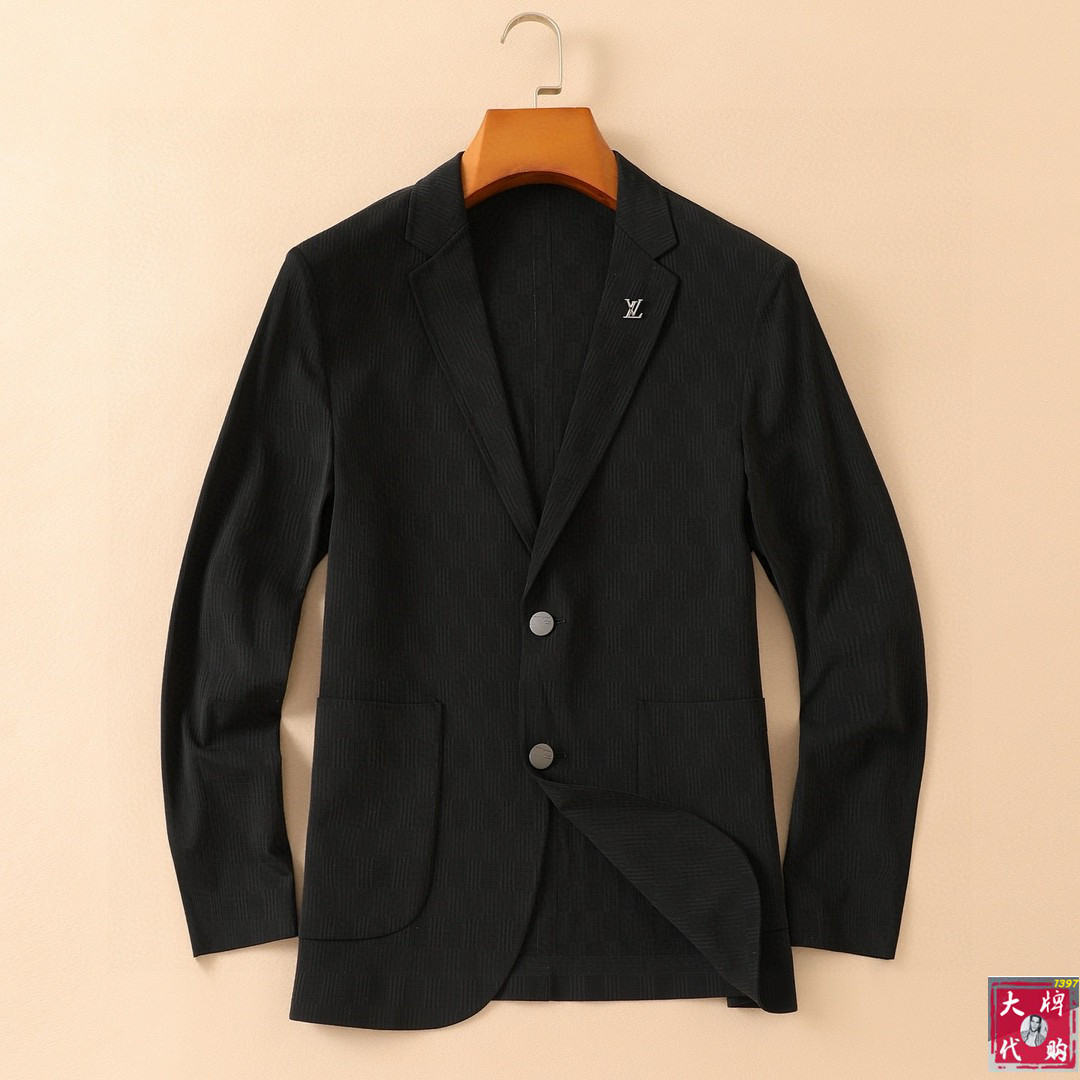 NO:138768,LV Louis Vuitton Spring and Summer Suit New Products Elegant and noble gentleman-style Suit Jacket Imported viscose fabrics are smooth and delicate, with a very good temperament. Natural and environmentally friendly dyeing technology, solid shape and color. Everything is the highest-end, the machine is neatly and smooth, and the hardware buckles are top-grade original accessories. It is obvious that it is high-end fabric. This fabric is fixed-woven. There is no good product from the outside, and it is impossible to get any good products from the official factory, and it is impossible to get any fault. This perfect piece of clothing is called a masterpiece. It is not an exaggeration. Size M-3XL,, louis vuitton, louis vuitton, jackets & coats, business suit, alexander wang19860909LV 路易威登 春夏西装新品 典雅高贵绅士风西装外套 进口粘纤面料,顺滑细腻,气质感非常好.天然环保染色技术,固形固色.所有的一切都是最高端,车工走线整齐平整,五金扣都是顶级原版配件.一看就是高档的面料 这种面料都是定织的 外面根本就没有 正规大厂途径出来的好货,无任何可挑剔的地方 此完美的一件衣服 称为臻品 一点也不过分.尺码M-3XL,,louis vuitton,louis vuitton,jackets & coats,business suit,alexander wang,Men's clothing