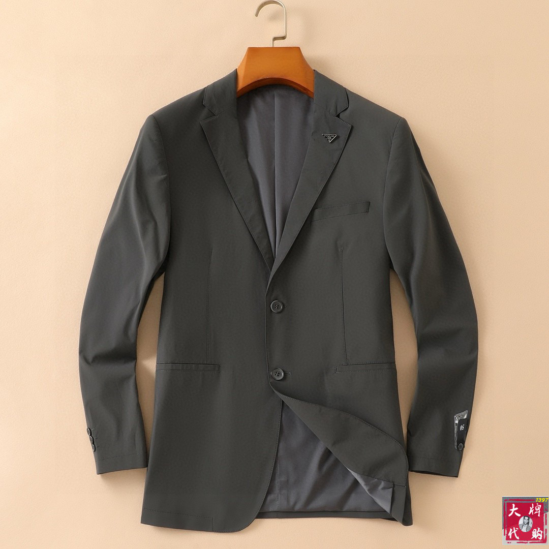 NO:138719,Prada Spring and summer suit new products, elegant and noble gentleman style suit jacket, imported viscose fabric, smooth and delicate, and has a very good temperament. Natural and environmentally friendly dyeing technology, solid shape and color. Everything is the highest-end, the machine is neat and smooth, and the hardware buckles are top-grade original accessories. It is obvious that it is high-end fabric. This fabric is fixed-woven. There is no good product from the outside, and it is impossible to get any fault. This perfect piece of clothing is called a masterpiece. It is not an exaggeration. Size M-3XL,, prada, prada, jackets & coats, business suit, alexander wang19860909Prada 普拉达 春夏西装新品 典雅高贵绅士风西装外套 进口粘纤面料,顺滑细腻,气质感非常好.天然环保染色技术,固形固色.所有的一切都是最高端,车工走线整齐平整,五金扣都是顶级原版配件.一看就是高档的面料 这种面料都是定织的 外面根本就没有 正规大厂途径出来的好货,无任何可挑剔的地方 此完美的一件衣服 称为臻品 一点也不过分.尺码M-3XL,,prada,prada,jackets & coats,business suit,alexander wang,Men's clothing