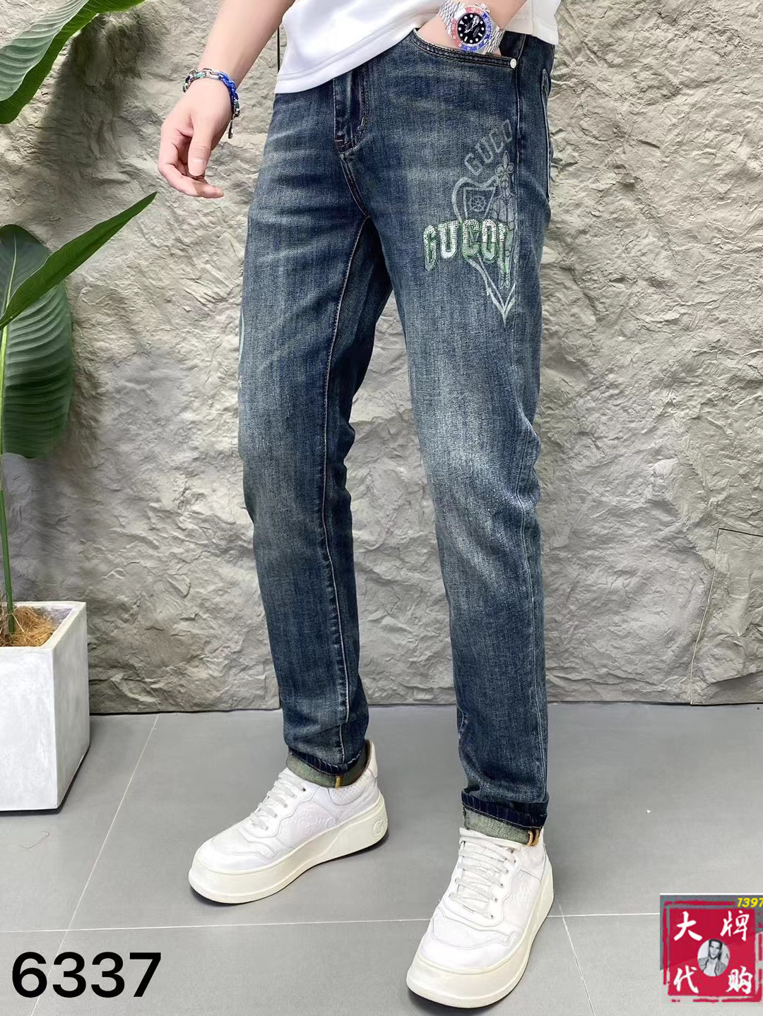NO:138724,Gucci Men's jeans original original cloth original wash water!  Imported original wash elastic fabrics, complex handicrafts superimposed, any wash process will become a completely different color effect after a few more seconds, so it is more precious, especially long-lasting and odor-resistant... Use the best tannin elastic texture, genuine leather leather cards, high-quality metal accessories... to create a unique and original jeans style!  Original hardware accessories, super positive style, comfortable and breathable, extremely high grade, counter quality, and handsome upper body. Number of codes 29-38, gucci, jeans, alexander wang19860909Gucci 古奇 男士牛仔裤原厂原布原洗水！进口原版水洗弹力面料,复杂的手工艺叠加,任何一个洗水环节多停留几秒都会变成完全不一样的颜色效果,所以越加珍贵,特别持久、耐味…… 选用上乘的丹宁弹力质感,真皮皮牌、高定的金属辅料……打造出独特及原创的牛仔裤款型！原版五金辅料,版型超正,舒适透气,档次极高,专柜品质,上身帅气十足.码数29-38,,gucci,jeans,alexander wang,Men's clothing