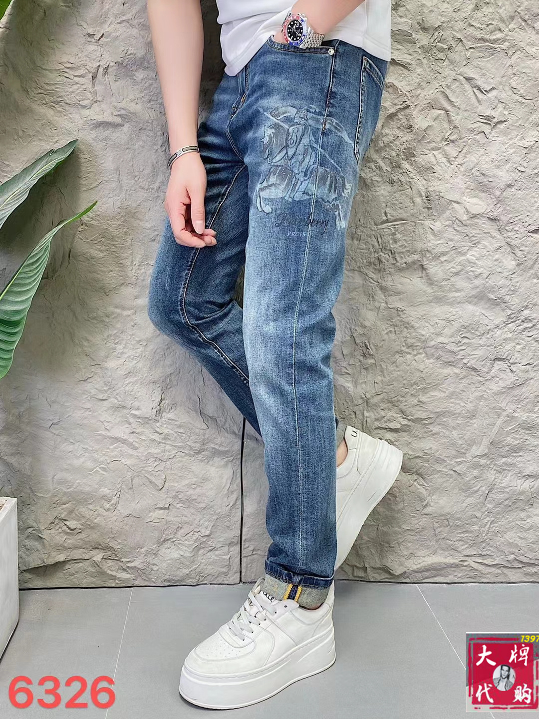 NO:138730,Burberry Men's Jeans Original Original Clothing Original Wash Water!  Imported original wash elastic fabrics, complex handicrafts superimposed, any wash process will become a completely different color effect after a few more seconds, so it is more precious, especially long-lasting and odor-resistant... Use the best tannin elastic texture, genuine leather leather cards, high-quality metal accessories... to create a unique and original jeans style!  Original hardware accessories, super positive style, comfortable and breathable, extremely high grade, counter quality, and handsome upper body. Number of codes 29-38, burberry, burberry, jeans, alexander wang19860909Burberry 巴宝莉 男士牛仔裤原厂原布原洗水！进口原版水洗弹力面料,复杂的手工艺叠加,任何一个洗水环节多停留几秒都会变成完全不一样的颜色效果,所以越加珍贵,特别持久、耐味…… 选用上乘的丹宁弹力质感,真皮皮牌、高定的金属辅料……打造出独特及原创的牛仔裤款型！原版五金辅料,版型超正,舒适透气,档次极高,专柜品质,上身帅气十足.码数29-38,,burberry,burberry,jeans,alexander wang,Men's clothing