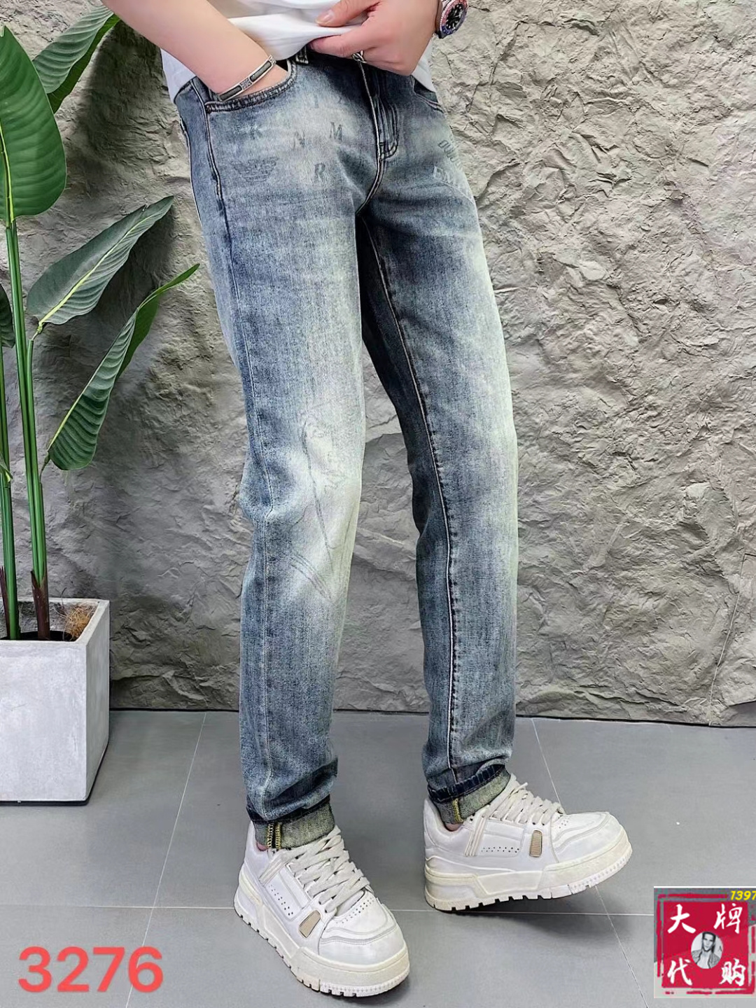 NO:138736,Armani Men's Jeans Original Original Clothing Original Wash Water!  Imported original washing elastic fabrics, complex handicrafts superimposed, any washing step will become a completely different color effect after a few more seconds, so it is more precious, especially long-lasting and odor-resistant... Use the best tannin elastic texture, genuine leather leather cards, high-quality metal accessories... to create a unique and original jeans style!  Original hardware accessories, super positive style, comfortable and breathable, extremely high grade, counter quality, and handsome upper body. Number of codes 29-38, Armani, Armani, jeans, alexander wang19860909Armani 阿玛尼 男士牛仔裤原厂原布原洗水！进口原版水洗弹力面料,复杂的手工艺叠加,任何一个洗水环节多停留几秒都会变成完全不一样的颜色效果,所以越加珍贵,特别持久、耐味…… 选用上乘的丹宁弹力质感,真皮皮牌、高定的金属辅料……打造出独特及原创的牛仔裤款型！原版五金辅料,版型超正,舒适透气,档次极高,专柜品质,上身帅气十足.码数29-38,,armani,armani,jeans,alexander wang,Men's clothing