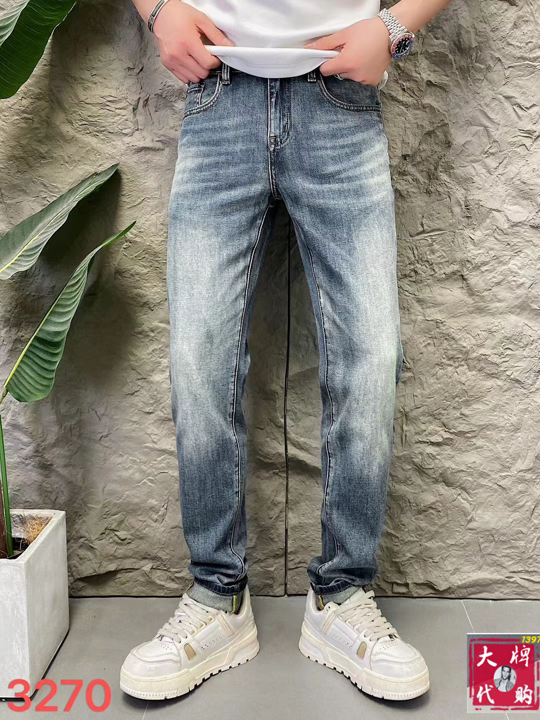 NO:138748,MiuMiu Men's jeans original original cloth original washing water!  Imported original washing elastic fabrics, complex handicrafts superimposed, any washing step will become a completely different color effect after a few more seconds, so it is more precious, especially long-lasting and odor-resistant... Use the best tannin elastic texture, genuine leather leather cards, high-quality metal accessories... to create a unique and original jeans style!  Original hardware accessories, super positive style, comfortable and breathable, extremely high grade, counter quality, and handsome upper body. Number of codes 29-38, miumiu, jeans, alexander wang19860909MiuMiu 缪缪 男士牛仔裤原厂原布原洗水！进口原版水洗弹力面料,复杂的手工艺叠加,任何一个洗水环节多停留几秒都会变成完全不一样的颜色效果,所以越加珍贵,特别持久、耐味…… 选用上乘的丹宁弹力质感,真皮皮牌、高定的金属辅料……打造出独特及原创的牛仔裤款型！原版五金辅料,版型超正,舒适透气,档次极高,专柜品质,上身帅气十足.码数29-38,,miumiu,jeans,alexander wang,Men's clothing