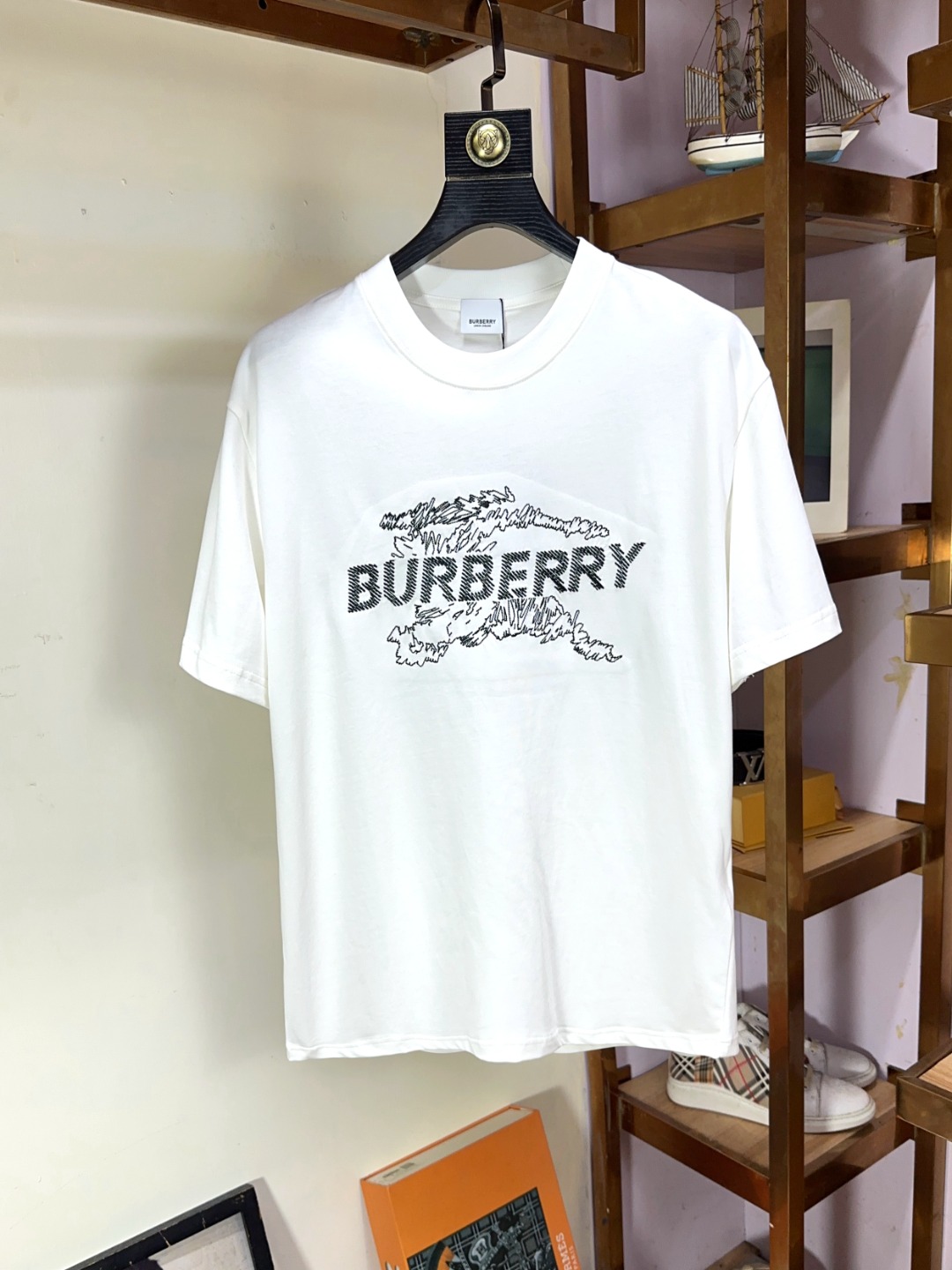 NO:138876,Burberry, Fat Brother Gospel can wear up to 200 kilograms, top-quality round neck, casual short-sleeved high-end custom versatile style, anyone can easily control the fabric, full customization and craftsmanship, the latest logo design of the luxurious classic brand on the chest, very high-end, those who understand goods must enter!  The style and tailoring are slim styles, which are very exquisite, showing aura and highlighting the exquisiteness of business men. This is the unique feature, the right slim fit, and the upper body effect is very good!  Size XS-XL (counter code is equivalent to M-3XL), burberry, burberry, T-shirt, alexander wang19860909Burberry 巴宝莉 胖哥福音最大可穿200斤高版本 顶级圆领休闲短袖高级定制百搭款式 任何人都可以轻松驾驭 面料全订制工艺 胸前奢华经典品牌最新logo设计,非常显档次懂货的必须入！版型剪裁属于修身款 非常精致,显气场,又会凸显商务男士的精致,这就是独到之处,恰到好处的修身,上身效果非常赞！尺码XS-XL（专柜码等同M-3XL）,,burberry,burberry,T-shirt,alexander wang,Men's clothing