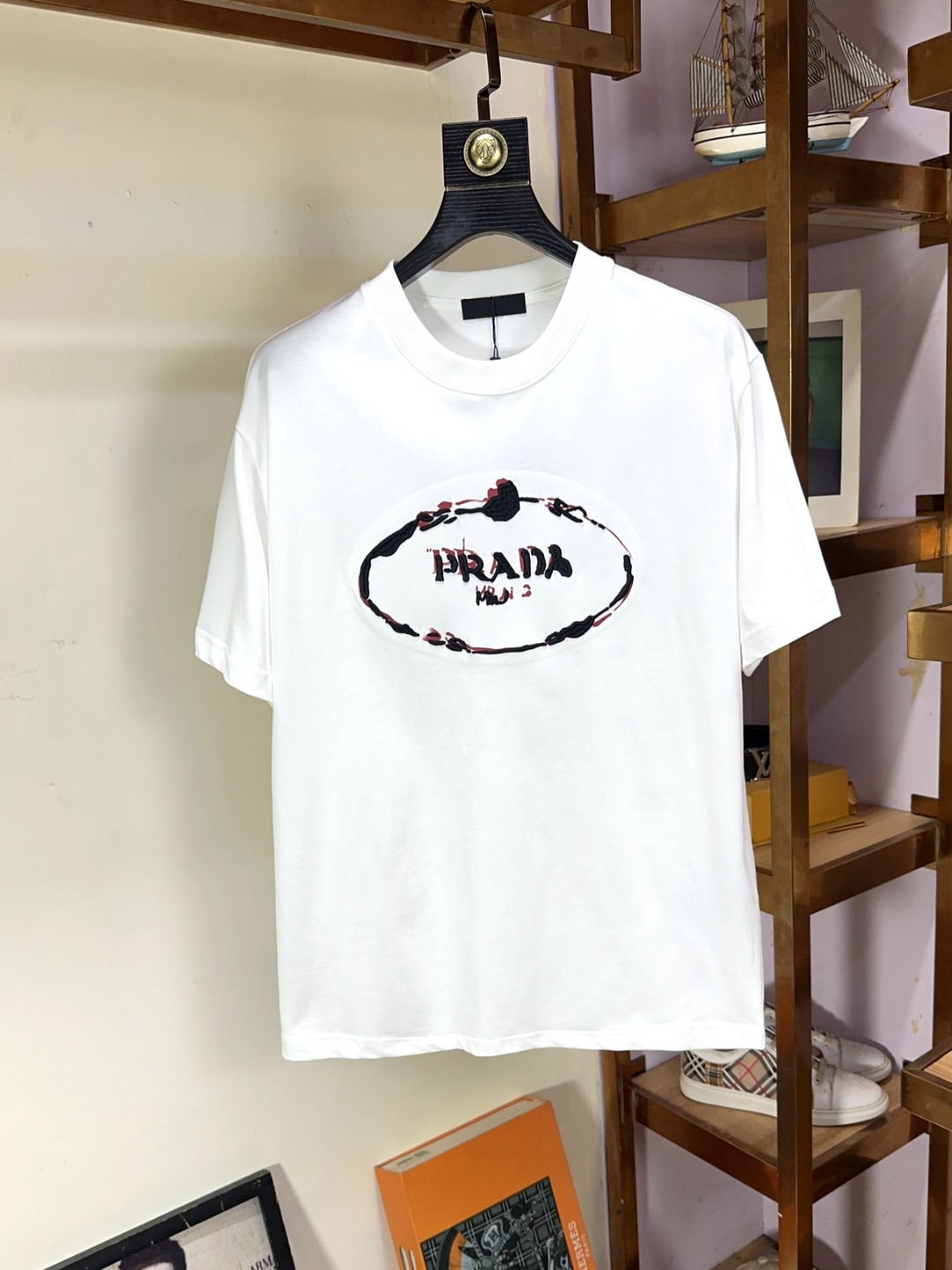 NO:138843,Prada Prada Prada Gospel can wear up to 200 kilograms high-end version, top round neck casual short-sleeved high-end custom versatile style, anyone can easily control it, full custom fabric craftsmanship, the latest logo design of the luxurious classic brand on the chest, very high-end, those who understand goods must enter!  The style and tailoring are slim styles, which are very exquisite, showing aura and highlighting the exquisiteness of business men. This is the unique feature, the right slim fit, and the upper body effect is very good!  Size XS-XL (counter code is equivalent to M-3XL), prada, prada, T-shirt, alexander wang19860909Prada 普拉达 胖哥福音最大可穿200斤高版本 顶级圆领休闲短袖高级定制百搭款式 任何人都可以轻松驾驭 面料全订制工艺 胸前奢华经典品牌最新logo设计,非常显档次懂货的必须入！版型剪裁属于修身款 非常精致,显气场,又会凸显商务男士的精致,这就是独到之处,恰到好处的修身,上身效果非常赞！尺码XS-XL（专柜码等同M-3XL）,,prada,prada,T-shirt,alexander wang,Men's clothing