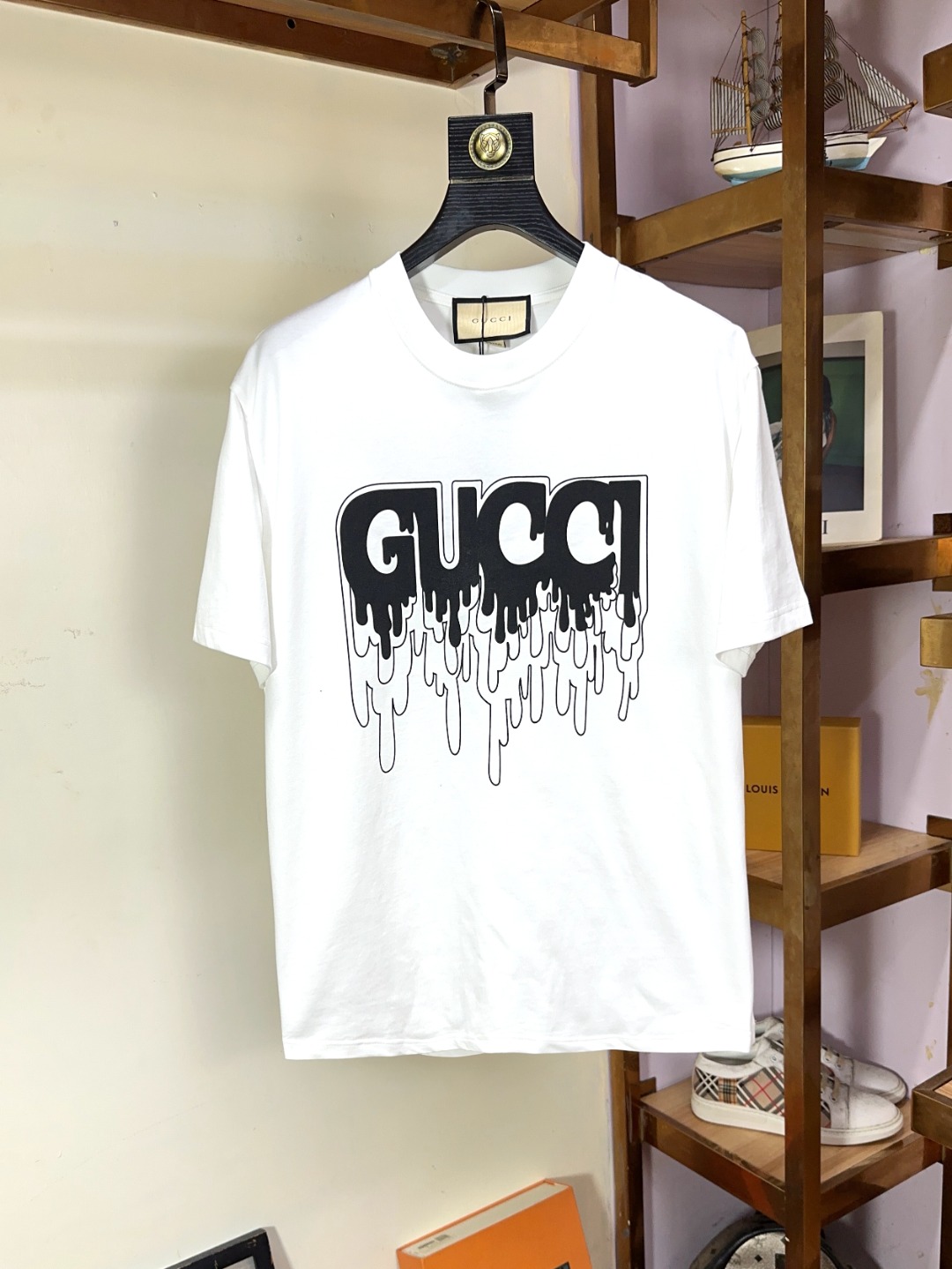 NO:138893,Gucci Gucci The Gospel of Fat Brother can wear up to 200 kilograms, top-quality round neck, casual short-sleeved high-end custom versatile style, anyone can easily control it, full-customized fabric craftsmanship, the latest logo design of the luxurious classic brand on the chest, very high-end, those who understand goods must enter!  The style and tailoring are slim styles, which are very exquisite, showing aura and highlighting the exquisiteness of business men. This is the unique feature, the right slim fit, and the upper body effect is very good!  Size XS-XL (counter code is equivalent to M-3XL), gucci, T-shirt, alexander wang19860909Gucci 古奇 胖哥福音最大可穿200斤高版本 顶级圆领休闲短袖高级定制百搭款式 任何人都可以轻松驾驭 面料全订制工艺 胸前奢华经典品牌最新logo设计,非常显档次懂货的必须入！版型剪裁属于修身款 非常精致,显气场,又会凸显商务男士的精致,这就是独到之处,恰到好处的修身,上身效果非常赞！尺码XS-XL（专柜码等同M-3XL）,,gucci,T-shirt,alexander wang,Men's clothing