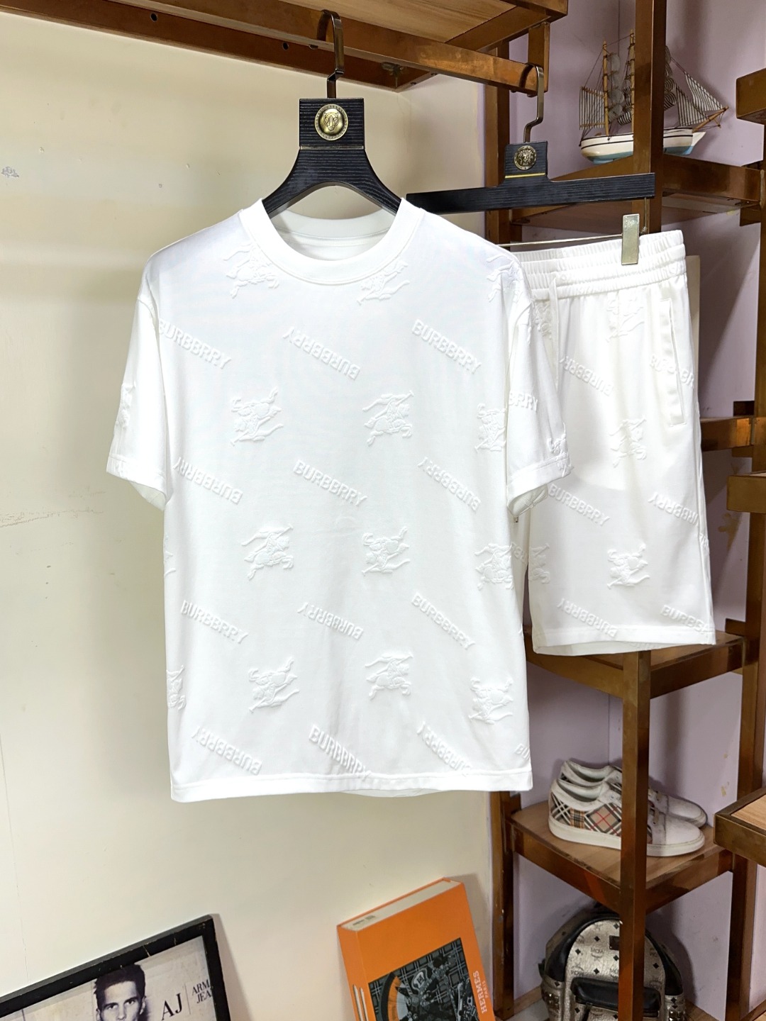 NO:138836,Burberry exclusively offers new trendy men's fashionable round neck short-sleeved shorts suit, trendy and fashionable casual short-sleeved short-sleeved suit!  High breathability and comfort, impeccable details, brand elements design concept, reflecting high quality. It presents casual cut and has a great upper body style!  Code number M-3XL, burberry, shorts, T-shirt, alexander wang19860909巴宝莉 独家专供新款潮男时尚圆领短袖短裤套装,潮流时尚休闲短袖套装！透气舒适度高,细节无可挑剔,品牌元素设计理念,体现高品质.呈现休闲裁剪,上身版型超赞！码数M-3XL,,burberry,shorts,T-shirt,alexander wang,Men's clothing