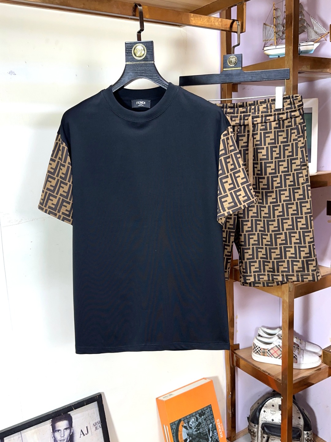 NO:138850,Fendi exclusively offers new trendy men's fashionable round neck short-sleeved shorts suit, trendy and fashionable casual short-sleeved shorts suit!  High breathability and comfort, impeccable details, brand elements design concept, reflecting high quality. It presents casual cut and has a great upper body style!  Code number M-3XL, fendi, fendi, shorts, T-shirt, alexander wang19860909Fendi 芬迪 独家专供新款潮男时尚圆领短袖短裤套装,潮流时尚休闲短袖套装！透气舒适度高,细节无可挑剔,品牌元素设计理念,体现高品质.呈现休闲裁剪,上身版型超赞！码数M-3XL,,fendi,fendi,shorts,T-shirt,alexander wang,Men's clothing