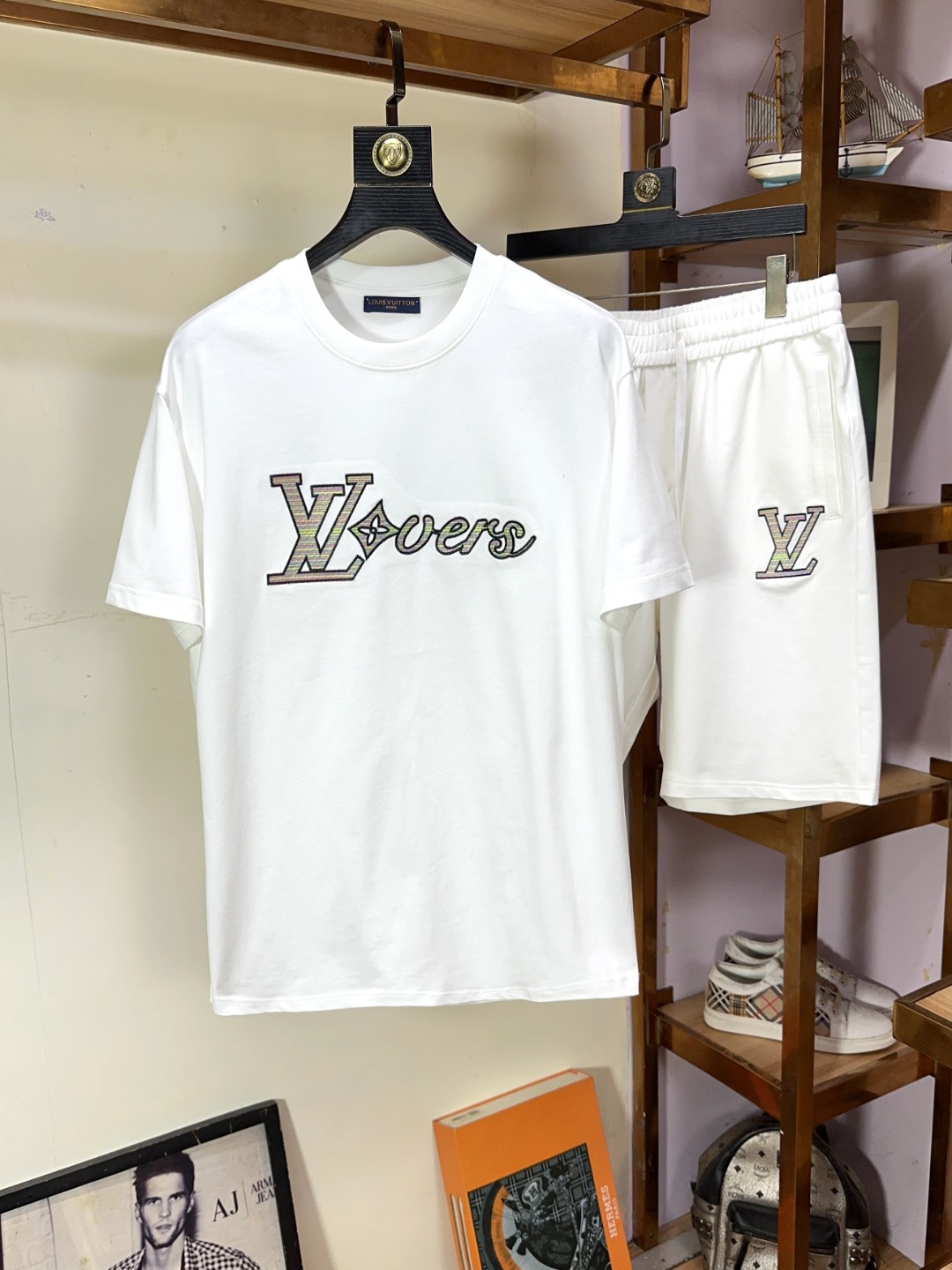 NO:138868,LV Louis Vuitton exclusively offers new trendy men's fashionable round neck short-sleeved shorts suit, trendy and fashionable casual short-sleeved short-sleeved suit!  High breathability and comfort, impeccable details, brand elements design concept, reflecting high quality. It presents casual cut and has a great upper body style!  Code number M-3XL, louis vuitton,louis vuitton,shorts,T-shirt,alexander wang19860909LV 路易威登 独家专供新款潮男时尚圆领短袖短裤套装,潮流时尚休闲短袖套装！透气舒适度高,细节无可挑剔,品牌元素设计理念,体现高品质.呈现休闲裁剪,上身版型超赞！码数M-3XL,,louis vuitton,louis vuitton,shorts,T-shirt,alexander wang,Men's clothing