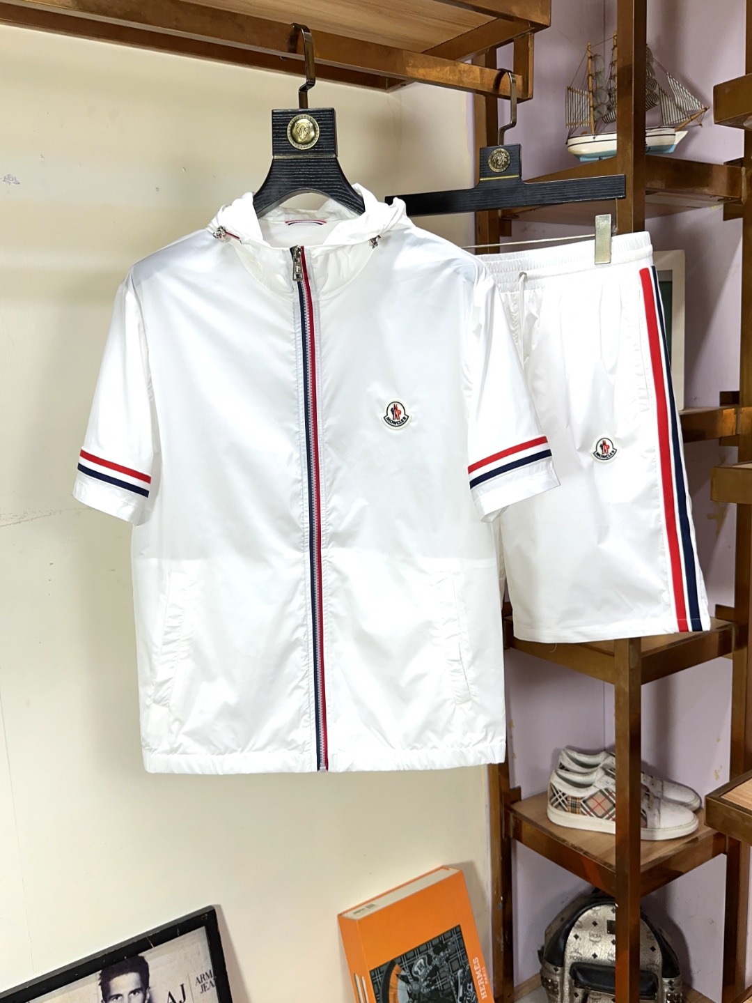 NO:138901,Moncler hooded jacket men's jacket shorts casual and everyday wear items!  The upper body is decorated with body shape and customized fabrics perfectly combine fashion aesthetics and new urban business and leisure concepts. Different styles are available for you to choose classic styles, never out of time. A jacket unlocks all-changing styles. Simple but not simple, details show quality. I want to both temperature and demeanor. Break the convention and wear it out. Trends are fleeting, styles are always light and comfortable, and move freely. The aura is fully open. The essential robe in the workplace leads the trend and wears out your attitude. No fear of challenges. Youthful vitality, cost-effective choice. The whole body interprets the Italian-style ability and outdoor functional styles, both solemn and harmonious, creating a unique styling item. The overall outline tends to be simple, with a very personalized and elegant detail treatment, enriching the overall vision. The wardrobe is excellent for business and leisure, and is excellent at high attendance!  It is hard to find!  Code number M-3XL, christian louboutin, Moncler, shorts, jackets & coats, jackets & coats, hats, alexander wang19860909Moncler 蒙口  男士连帽夹克男装外套短裤 休闲日常穿搭单品！上身修饰身形、定制面料将时装美学和新都市商务休闲概念完美融合,不同风格任你选经典款,永不过时 一件外套,解锁百变风格 简约而不简单,细节彰显品质.温度与风度,我都要.打破常规,穿出自我.潮流易逝,风格永存 轻便舒适,活动自如.气场全开,职场必备战袍引领潮流,穿出你的态度 无惧挑战 青春活力,性价比之选 通体将意式的干练和户外功能性风格极致诠释,亦庄亦谐,塑造出别具一格的造型单品,整体轮廓趋于简约风格,颇为个性且雅痞的细节处理,丰富了整体视觉.衣橱商务休闲绝佳的高出勤率！可遇而不可求！码数M-3XL,,christian louboutin,Moncler,shorts,jackets & coats,jackets & coats,hats,alexander wang,Men's clothing