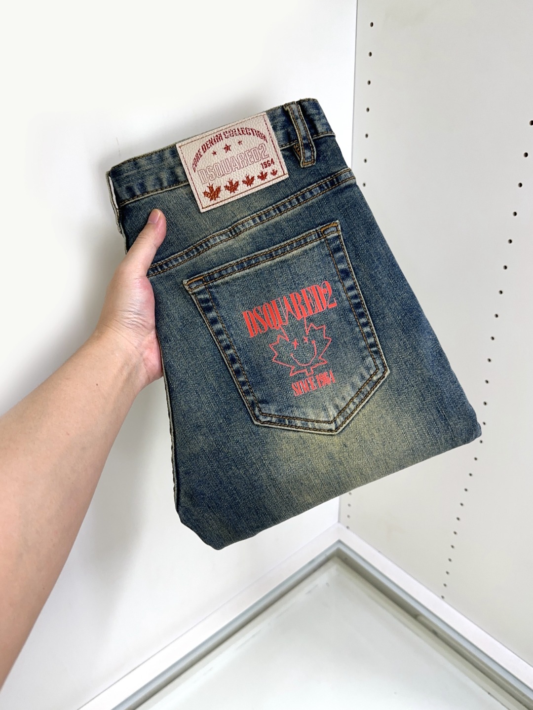 NO:138776,DSQUARED2 New and new products available for sale in counters. The original 1:1 product for physical stores, suitable for all ages. The highest version of imported European fabrics in the market. They are comfortable, soft and skin-friendly. The upper body effect is super fashionable and versatile. They are straight and stylish. They are a must-have in the wardrobe!  Suitable for any occasion Size 29-38, jeans,alexander wang19860909DSQUARED2 新款新品 专柜有售 实体店极品牛仔裤专柜原版1:1好货,适合各个年龄段.市场最高版本的欧洲进口面料.舒适柔软亲肤,上身效果超级棒时尚百搭,笔挺有型,衣橱必备！适合任何场合穿着 尺码29-38,,jeans,alexander wang,Men's clothing