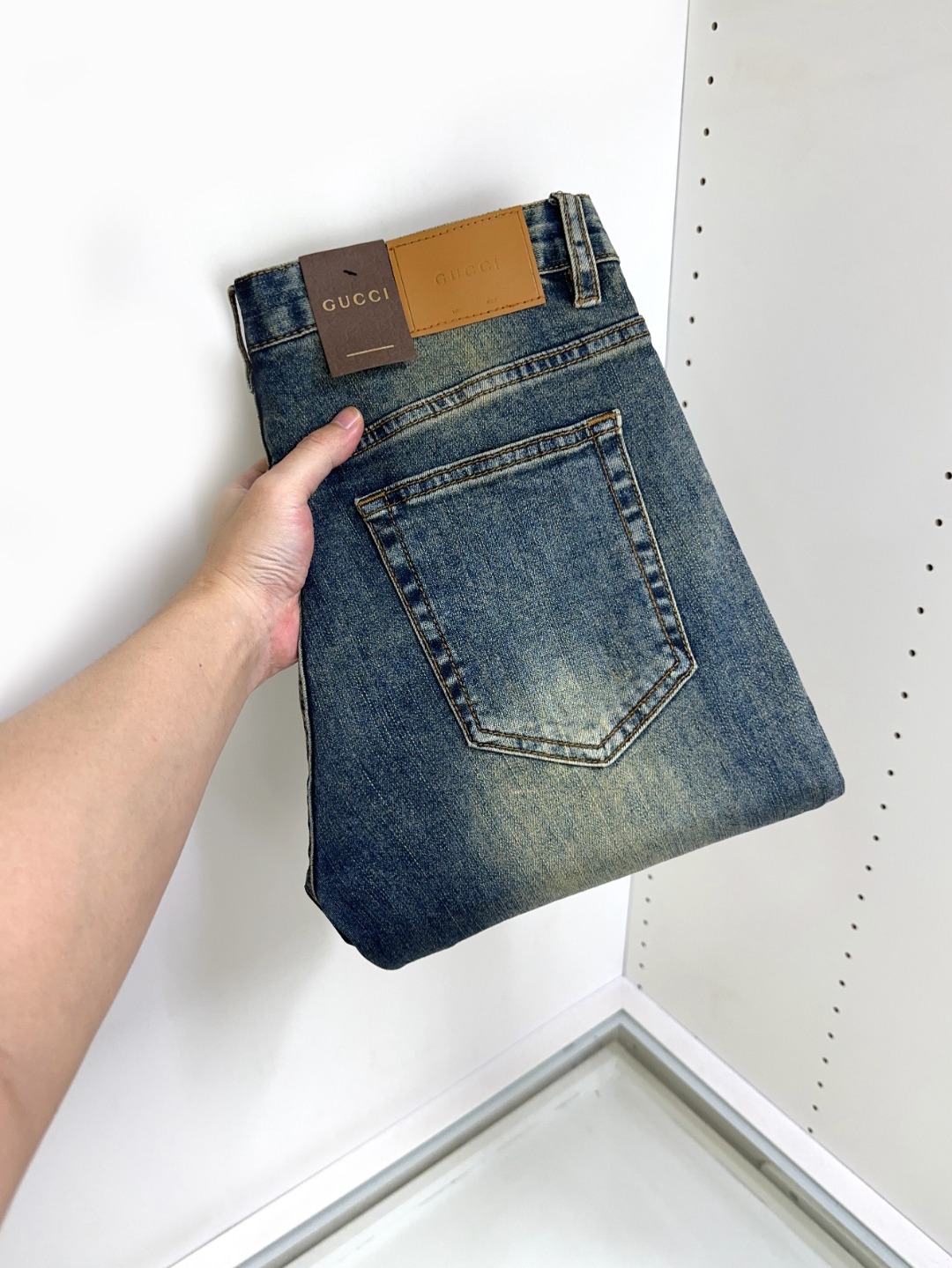 NO:138760,GUCCI New and new products available for sale in physical stores. The original 1:1 good product for the counter, suitable for all ages. The highest version of imported European fabrics in the market. They are comfortable, soft and skin-friendly. The upper body effect is super fashionable and versatile. They are straight and stylish. They are a must-have in the wardrobe!  Suitable for any occasion Size 29-38, gucci, jeans, alexander wang19860909GUCCI 古奇 新款新品 专柜有售 实体店极品牛仔裤专柜原版1:1好货,适合各个年龄段.市场最高版本的欧洲进口面料.舒适柔软亲肤,上身效果超级棒时尚百搭,笔挺有型,衣橱必备！适合任何场合穿着 尺码29-38,,gucci,jeans,alexander wang,Men's clothing