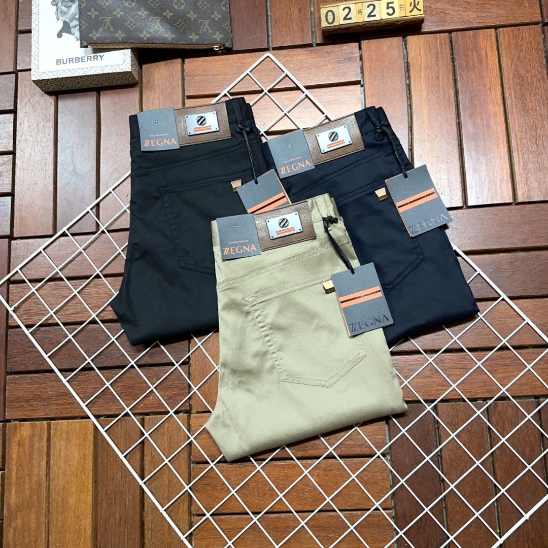 NO:143472,Zegna is coming, new styles and new products are available in the counter. The physical store has the best casual trousers and trousers. The original 1:1 product is suitable for all ages. The highest version of the imported European fabric in the market. It is comfortable, soft and skin-friendly. The upper body effect is super fashionable and versatile. It is straight and stylish. It is a must-have for the wardrobe!  Suitable for any occasion Size: 29-40, zegna,alexander wang19860909Zegna 杰尼亚 爆款来袭 新款新品 专柜有售 实体店已极品休闲裤西裤专柜原版1:1好货,适合各个年龄段.市场最高版本的欧洲进口面料.舒适柔软亲肤,上身效果超级棒时尚百搭,笔挺有型,衣橱必备！适合任何场合穿着 尺码:29-40,,zegna,alexander wang,Men's clothing