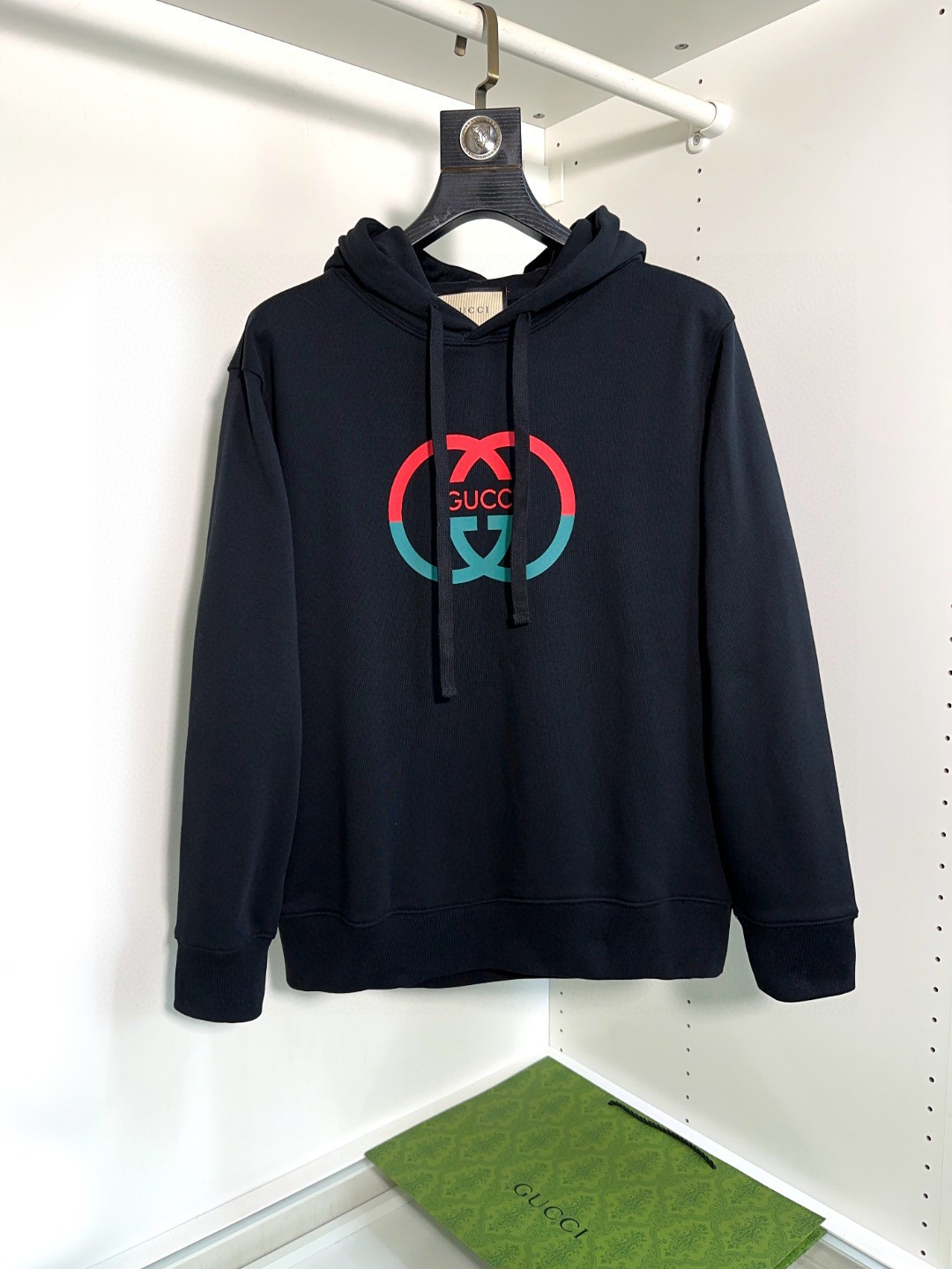 NO:141091,Gucci Top long-sleeved hooded sweatshirt, high-end custom and versatile style, imported Italian fabrics can be easily controlled by anyone. The fabrics are fully customized, and the latest logo design of the luxury classic brand on the chest is very high-end. Those who understand goods must enter!  The style and tailoring are slim styles, which are very exquisite, showing aura and highlighting the exquisiteness of business men. This is the unique feature, the right slim fit, and the upper body effect is very good!  Size S-XL, gucci, hoodie, sweatshirts, hats, alexander wang19860909Gucci 古奇 顶级长袖连帽卫衣 高级定制百搭款,意大利进口面料任何人都可以轻松驾驭 面料全订制工艺 胸前奢华经典品牌最新logo设计,非常显档次懂货的必须入！版型剪裁属于修身款 非常精致,显气场,又会凸显商务男士的精致,这就是独到之处,恰到好处的修身,上身效果非常赞！尺码S-XL,,gucci,hoodie,sweatshirts,hats,alexander wang,Men's clothing