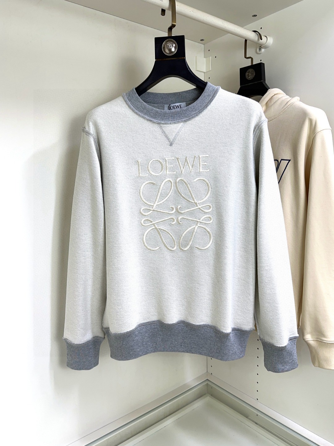 NO:141106,Loewe High-end S-XL Top Long Sleeve Round Neck Sweatshirt, high-end custom and versatile style, imported Italian fabrics can be easily controlled by anyone. The fabric is fully customized craftsmanship, the latest logo design of the luxurious classic brand on the chest, which is very high-end and must be entered if you understand the goods!  The style and tailoring are slim styles, which are very exquisite, showing aura and highlighting the exquisiteness of business men. This is the unique feature, the right slim fit, and the upper body effect is very good!  ,loewe,loewe,hoodie,sweatshirts,alexander wang19860909Loewe罗意威高版本S-XL顶级长袖圆领卫衣 高级定制百搭款,意大利进口面料任何人都可以轻松驾驭 面料全订制工艺 胸前奢华经典品牌最新logo设计,非常显档次懂货的必须入！版型剪裁属于修身款 非常精致,显气场,又会凸显商务男士的精致,这就是独到之处,恰到好处的修身,上身效果非常赞！,,loewe,loewe,hoodie,sweatshirts,alexander wang,Men's clothing