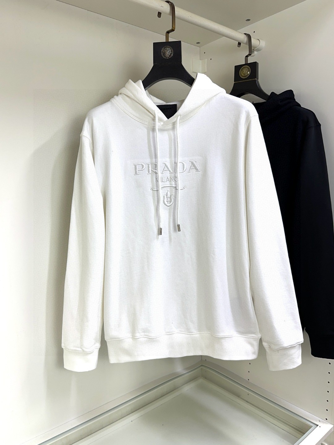 NO:141093,Prada High-end S-XL Size 190 catties can be worn, top-grade long-sleeved hooded three-dimensional embroidered sweatshirt with high-end customization and versatility, imported Italian fabrics can be easily controlled by anyone. The fabric is fully customized craftsmanship, the latest logo design of the luxurious classic brand on the chest, which is very high-end and must be entered if you understand the goods!  The style and tailoring are slim styles, which are very exquisite, showing aura and highlighting the exquisiteness of business men. This is the unique feature, the right slim fit, and the upper body effect is very good!  , prada, prada, hoodie, sweatshirts, hats, alexander wang19860909Prada 普拉达 高版本 尺码S-XL 可穿190斤 顶级长袖连帽立体刺绣卫衣高级定制百搭款,意大利进口面料任何人都可以轻松驾驭 面料全订制工艺 胸前奢华经典品牌最新logo设计,非常显档次懂货的必须入！版型剪裁属于修身款 非常精致,显气场,又会凸显商务男士的精致,这就是独到之处,恰到好处的修身,上身效果非常赞！,,prada,prada,hoodie,sweatshirts,hats,alexander wang,Men's clothing