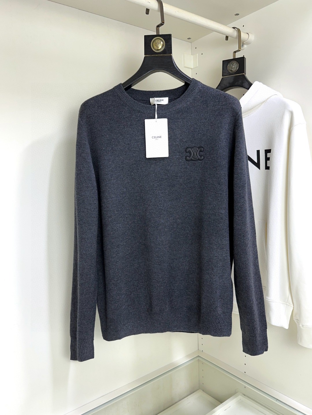 NO:141102,Celine Celine Top long-sleeved round neck versatile sweater is made of real wool blend material, soft and warm, with top anti-pilling performance. It uses imported Japanese island essence seamless computer horizontal machine full curling edge weaving, anyone can easily control it. The fabric is fully customized craftsmanship, the latest logo design of the luxurious classic brand on the chest, which is very high-end and must be entered if you understand the goods!  The style and tailoring are slim styles, which are very exquisite, showing aura and highlighting the exquisiteness of business men. This is the unique feature, the right slim fit, and the upper body effect is very good!  Size XS-L, celine, celine, sweaters, alexander wang19860909Celine 赛琳 顶级长袖圆领百搭毛衣 采用真羊毛混纺材质,柔顺保暖,顶尖抗起球性能.采用进口日本岛精无缝电脑横机全卷边编织任何人都可以轻松驾驭 面料全订制工艺 胸前奢华经典品牌最新logo设计,非常显档次懂货的必须入！版型剪裁属于修身款 非常精致,显气场,又会凸显商务男士的精致,这就是独到之处,恰到好处的修身,上身效果非常赞！尺码XS-L,,celine,celine,sweaters,alexander wang,Men's clothing