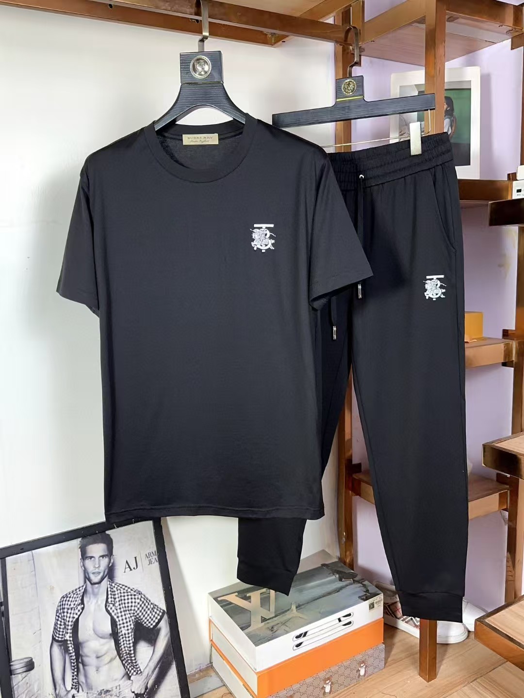 NO:141131,Burberry Burberry hits a high-end!  Aristocratic suit [Rose][Rose] The original single-quality exclusive high-quality major brand suits are all top European and American styles and fabrics handmade, and the works of the world's top designers, with international fashion brands, reflecting elegance, personality, fashion [Strong][Strong][Strong][Strong][Strong][Strong]. Our company does not attract customers at low prices, but starts with quality, taste, connotation and some top design elements. 175 135 catties. Wear L, 190 catties. Standard size M-3XL.,, burberry, burberry, alexander wang19860909Burberry 巴宝莉 爆款a 高端 ！贵族套装 [玫瑰][玫瑰]原单品质独家首选高品质各大品牌套装,全是欧美顶级爆款花色及面料手工,世界顶尖设计师作品,具备国际时尚大牌元素,体现高雅、个性、时尚[强][强][强].本公司不是以低价格吸引客户,是以品质、品味、内涵以及一些顶级设计元素为起点.175 135斤 穿L 可以穿190斤.标准尺码 M-3XL.,,burberry,burberry,alexander wang,Men's clothing