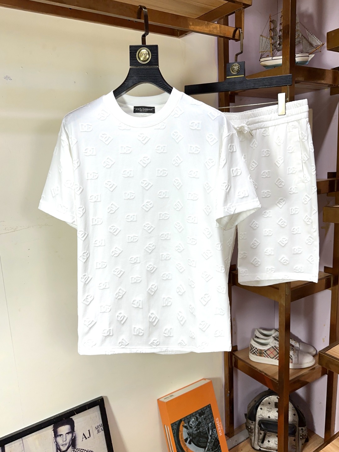 NO:141142,DG Dolce & Gabbana exclusively offers new trendy men's fashionable round neck short-sleeved shorts suit, trendy and fashionable casual short-sleeved short-sleeved suit!  High breathability and comfort, impeccable details, brand elements design concept, reflecting high quality. It presents casual cut and has a great upper body style!  Code number M-3XL, Dolce & Gabbana, Dolce & Gabbana, shorts, T-shirt, alexander wang19860909DG 杜嘉班纳 独家专供新款潮男时尚圆领短袖短裤套装,潮流时尚休闲短袖套装！透气舒适度高,细节无可挑剔,品牌元素设计理念,体现高品质.呈现休闲裁剪,上身版型超赞！码数M-3XL,,Dolce&Gabbana,Dolce&Gabbana,shorts,T-shirt,alexander wang,Men's clothing