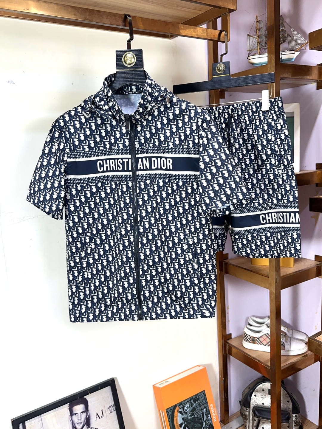 NO:141152,DIOR exclusively offers new trendy men's fashionable cardigan shorts suits, trendy and fashionable casual shorts suits!  High breathability and comfort, impeccable details, brand elements design concept, reflecting high quality. It presents casual cut and has a great upper body style!  Code number M-3XL, dior, dior, shorts, T-shirt, alexander wang19860909DIOR 迪奥 独家专供新款潮男时尚开衫短袖短裤套装,潮流时尚休闲短袖套装！透气舒适度高,细节无可挑剔,品牌元素设计理念,体现高品质.呈现休闲裁剪,上身版型超赞！码数M-3XL,,dior,dior,shorts,T-shirt,alexander wang,Men's clothing