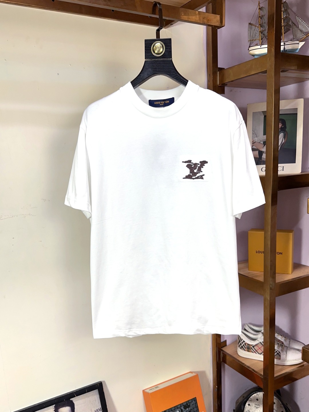 NO:141154,LV Louis Vuitton Fat Brother Gospel XL wears 200 catties, top-quality round neck, casual short-sleeved high-end custom versatile style, anyone can easily control it, full custom fabric craftsmanship, the latest logo design of the luxurious classic brand on the chest, very high-end, those who understand goods must enter!  The style and tailoring are slim styles, which are very exquisite, showing aura and highlighting the exquisiteness of business men. This is the unique feature, the right slim fit, and the upper body effect is very good!  Size XS-XL (counter code is equivalent to M-3XL), louis vuitton,louis vuitton,t-shirt,alexander wang19860909LV 路易威登 胖哥福音XL穿200斤 顶级圆领休闲短袖高级定制百搭款式 任何人都可以轻松驾驭 面料全订制工艺 胸前奢华经典品牌最新logo设计,非常显档次懂货的必须入！版型剪裁属于修身款 非常精致,显气场,又会凸显商务男士的精致,这就是独到之处,恰到好处的修身,上身效果非常赞！尺码XS-XL（专柜码等同M-3XL）,,louis vuitton,louis vuitton,T-shirt,alexander wang,Men's clothing