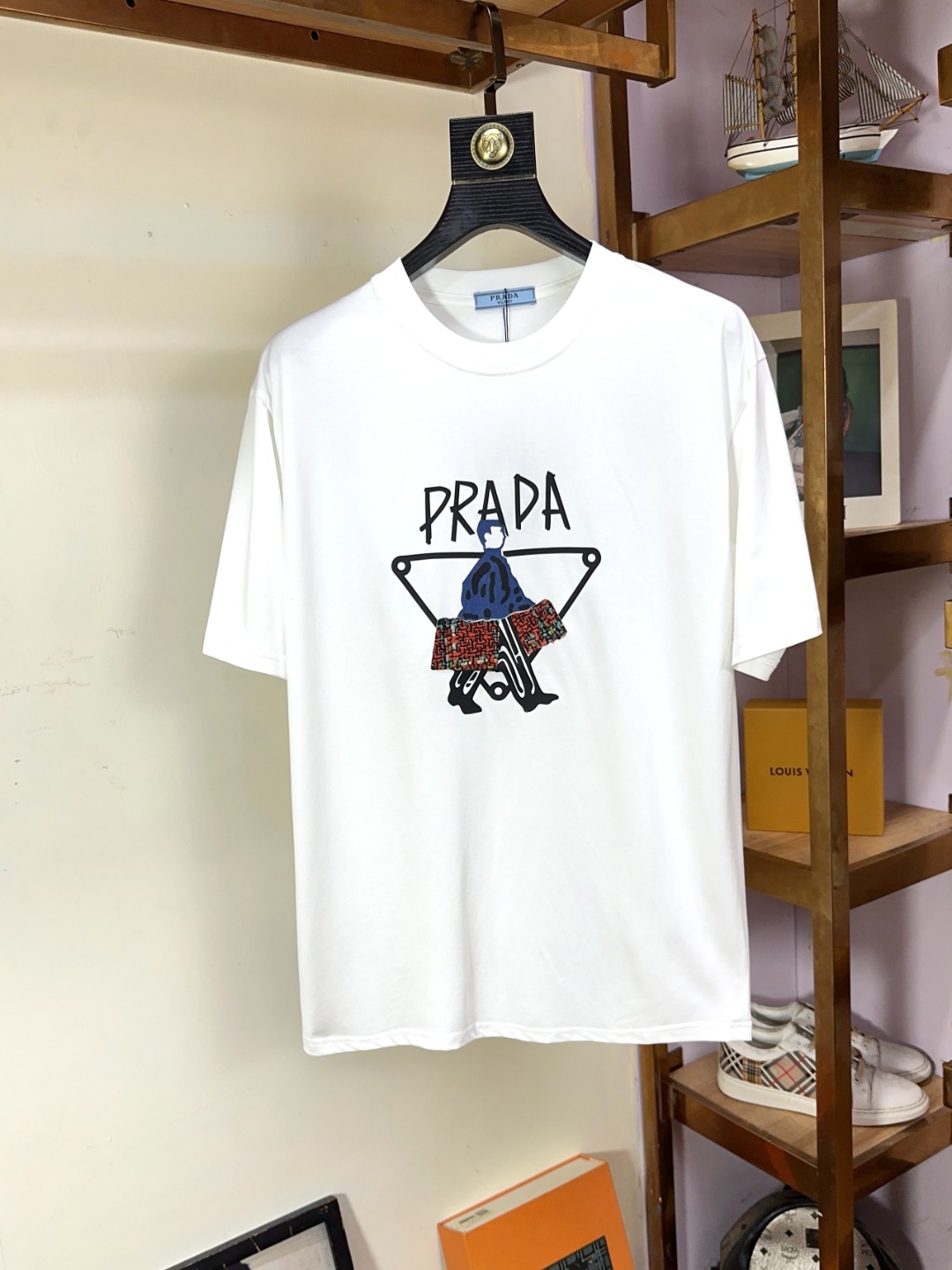 NO:141137,Prada The maximum XXL can wear 200 catties top-grade round neck casual short sleeve high-end custom versatile style. Anyone can easily control it. The fabric is fully customized craftsmanship. The latest logo design of the luxurious classic brand on the chest is very high-end. Those who understand goods must enter!  The style and tailoring are slim styles, which are very exquisite, showing aura and highlighting the exquisiteness of business men. This is the unique feature, the right slim fit, and the upper body effect is very good!  Size S-XXL can wear 210 catties, prada, prada, T-shirt, alexander wang19860909Prada 普拉达 最大XXL可穿200斤顶级圆领休闲短袖高级定制百搭款式 任何人都可以轻松驾驭 面料全订制工艺 胸前奢华经典品牌最新logo设计,非常显档次懂货的必须入！版型剪裁属于修身款 非常精致,显气场,又会凸显商务男士的精致,这就是独到之处,恰到好处的修身,上身效果非常赞！尺码S-XXL 可穿210斤,,prada,prada,T-shirt,alexander wang,Men's clothing