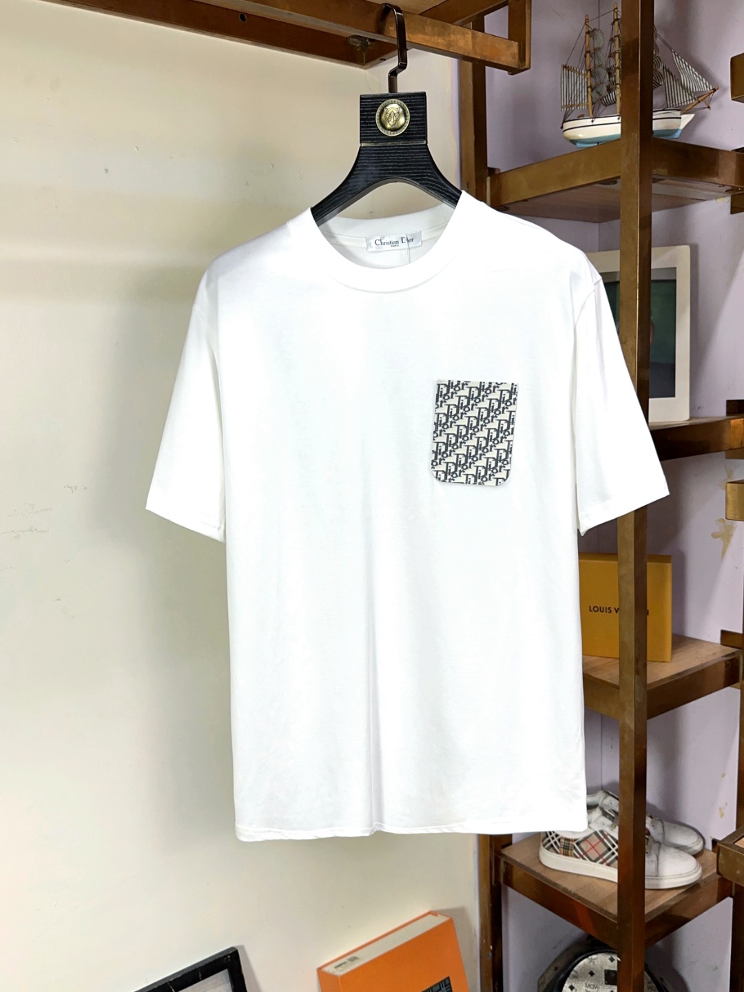 NO:141146,DIOR maximum XXL wearable 200 catties top-grade round neck casual short sleeve high-end custom versatile style. Anyone can easily control it. The fabric is fully customized craftsmanship. The latest logo design of the luxurious classic brand on the chest is very high-end. Those who understand goods must enter!  The style and tailoring are slim styles, which are very exquisite, showing aura and highlighting the exquisiteness of business men. This is the unique feature, the right slim fit, and the upper body effect is very good!  Size S-XXL can wear 210 catties,dior,dior,T-shirt,alexander wang19860909DIOR 迪奥 最大XXL可穿200斤顶级圆领休闲短袖高级定制百搭款式 任何人都可以轻松驾驭 面料全订制工艺 胸前奢华经典品牌最新logo设计,非常显档次懂货的必须入！版型剪裁属于修身款 非常精致,显气场,又会凸显商务男士的精致,这就是独到之处,恰到好处的修身,上身效果非常赞！尺码S-XXL 可穿210斤,,dior,dior,T-shirt,alexander wang,Men's clothing