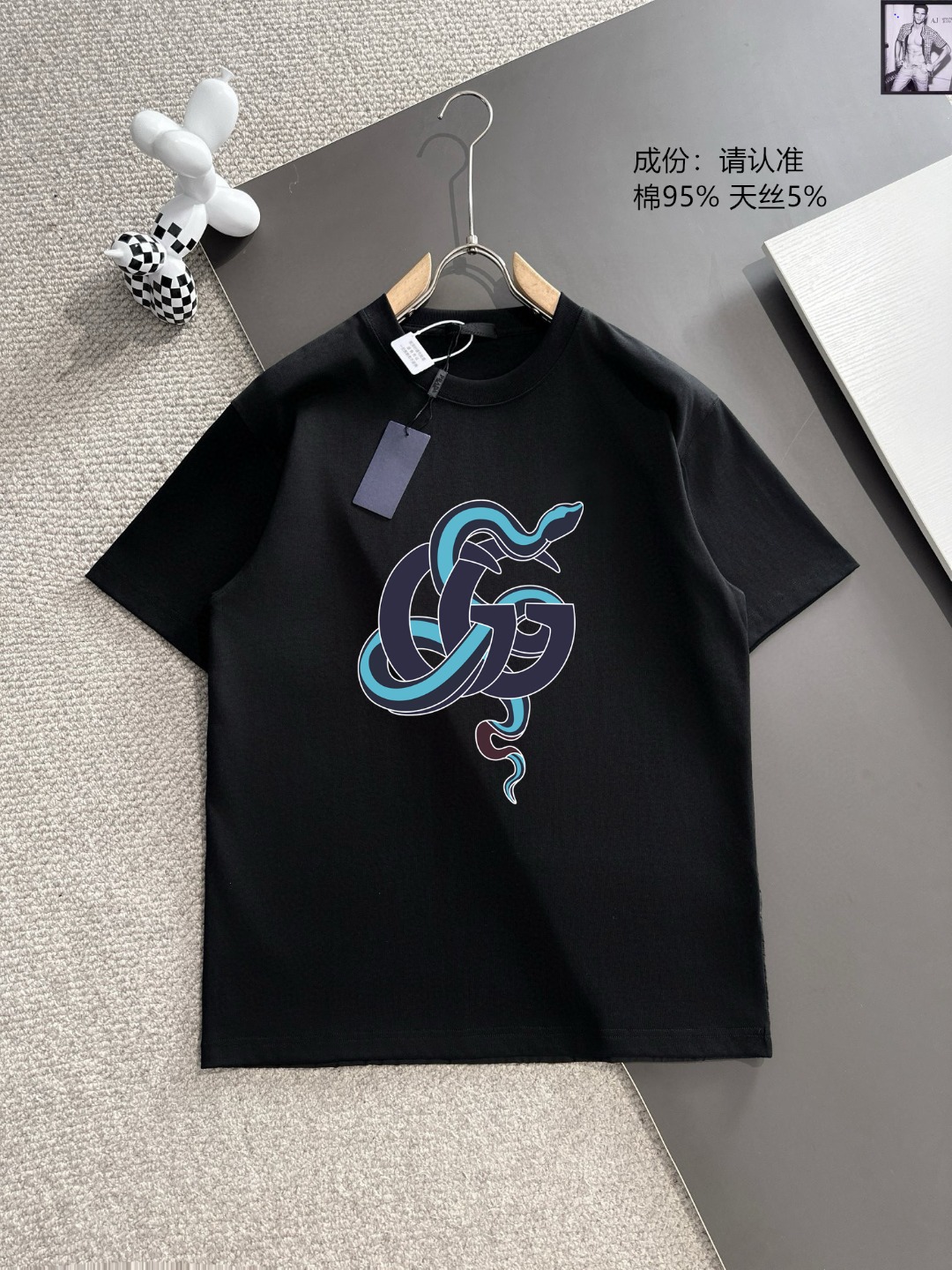 NO:141096,Prada New Summer Style Mercury Fabric Short Sleeve T The world's top men's clothing, simple and fashionable, calm and versatile, atmospheric and elegant, extremely comfortable and comfortable experience High-end fabrics, bright colors, ultimate smooth touch, delicate and not easy to wrinkle, luxurious and noble, crisp and stylish, locking needles, high-density sewing, all details are meticulous!  Worth owning.  S-2XL European version is too large, prada, prada, T-shirt, alexander wang19860909Prada 普拉达 夏季新款 丝光面料短袖T 全球顶级男装,简约时尚,从容百搭,大气优雅 极度舒适＇体验 高端面料 色泽鲜艳 极致顺滑触感 细腻不易起皱 奢华高贵 挺括有型 锁针、高密度缝制,一切的细节处理一丝不苟！值得拥有．S-2XL 欧版偏大,,prada,prada,T-shirt,alexander wang,Men's clothing