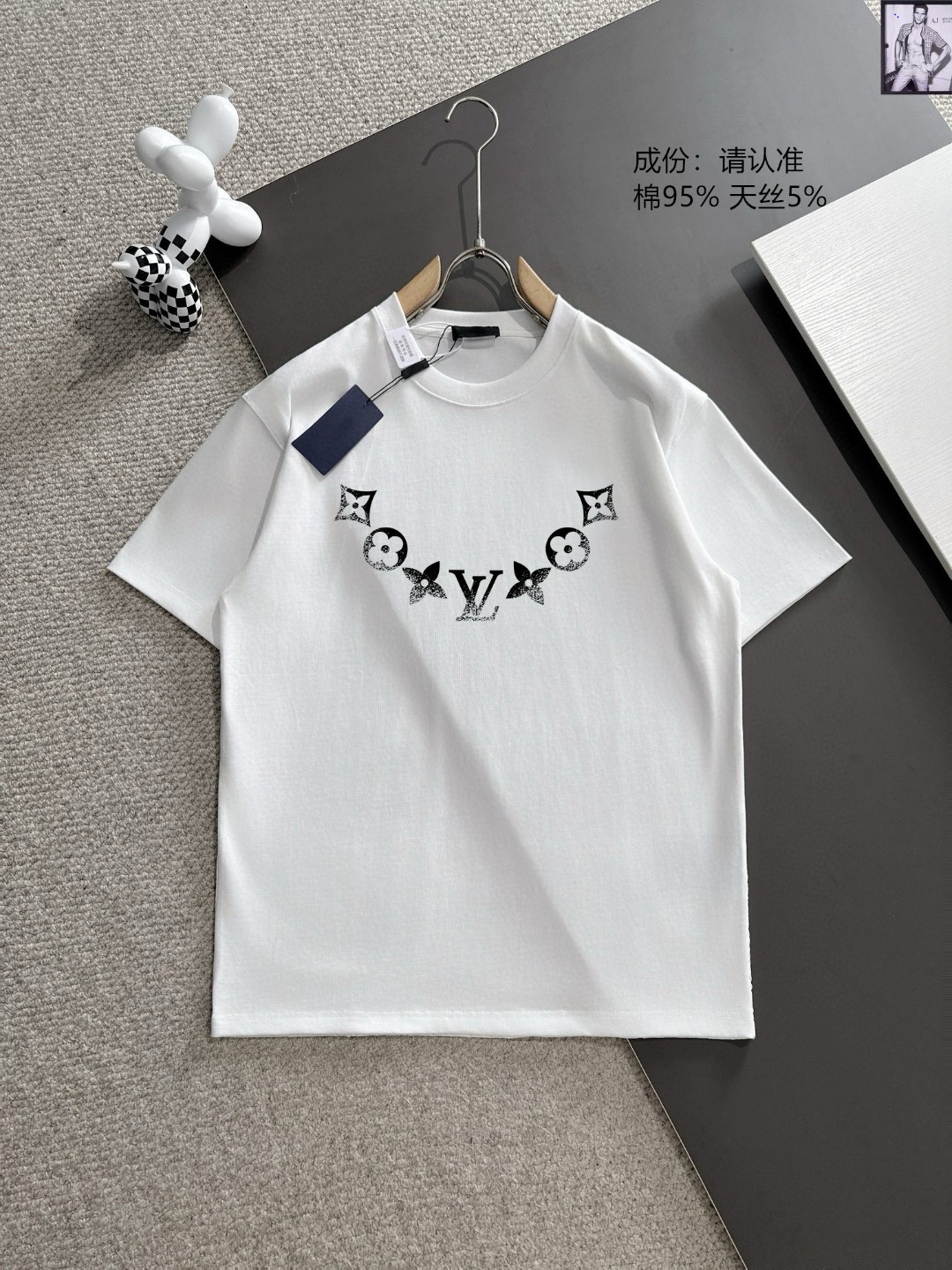 NO:141098,LV Louis Vuitton New Summer Style Mercury Fabric Short Sleeve T The world's top men's clothing, simple and fashionable, calm and versatile, atmospheric and elegant, extremely comfortable and comfortable experience High-end fabrics, bright colors, ultimate smooth touch, delicate and not easy to wrinkle, luxurious and noble, crisp and stylish, locking needles, high-density sewing, all details are meticulous!  Worth owning.  S-2XL European version is large, louis vuitton,louis vuitton,t-shirt,alexander wang19860909LV 路易威登 夏季新款 丝光面料短袖T 全球顶级男装,简约时尚,从容百搭,大气优雅 极度舒适＇体验 高端面料 色泽鲜艳 极致顺滑触感 细腻不易起皱 奢华高贵 挺括有型 锁针、高密度缝制,一切的细节处理一丝不苟！值得拥有．S-2XL 欧版偏大,,louis vuitton,louis vuitton,T-shirt,alexander wang,Men's clothing