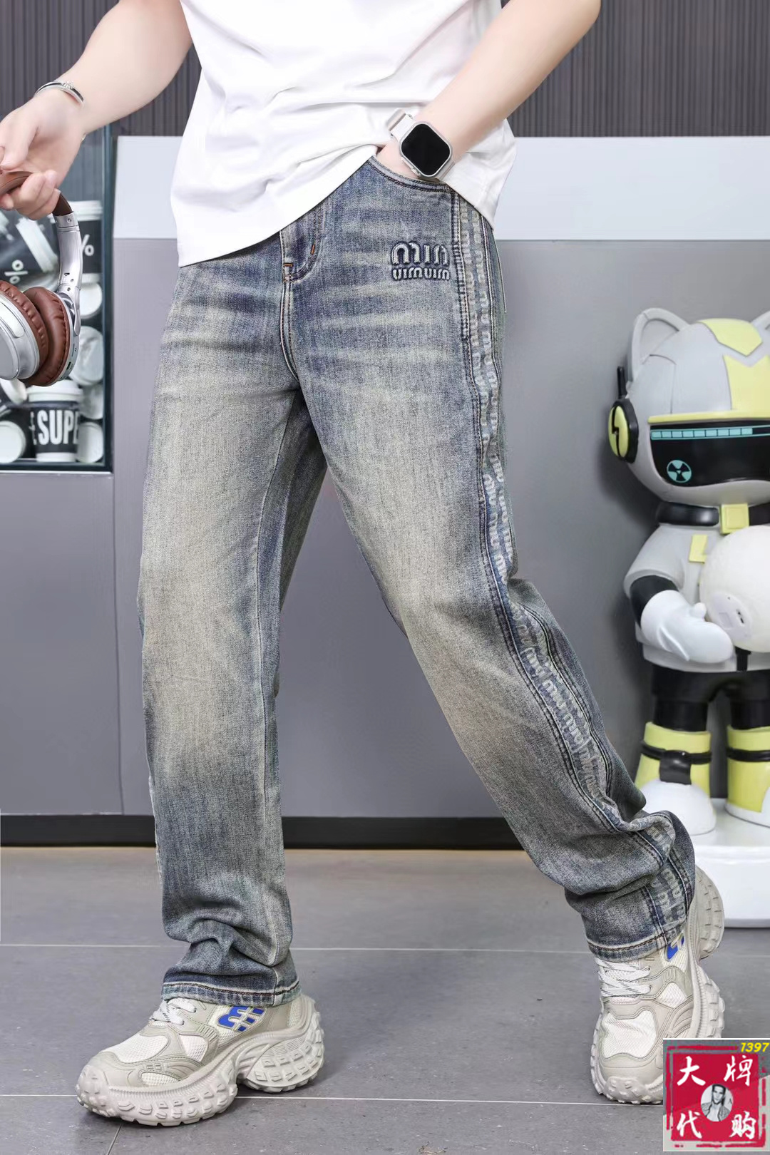 NO:141095,[MiuMiu] Early spring men's new high-end fashion casual jeans, simple and atmospheric, the same style of the counter supports inspection of goods, simple and fashionable, calm and versatile, and the same style of the comfortable counter supports inspection. A century-old luxury brand, a traditional and noble design style of the British showcases noble temperament and wins the favor of countless people. No matter what occasion, it shows luxurious and extraordinary temperament. Use imported custom-made lyesel five-bag casual high-elastic fabric. Top master design. The craftsmanship works are very beautiful, and every detail can show the quality of the big brand. I think such a feature is enough to make people excited. A super versatile basic style is one of them, and it is worth the price-performance ratio!  Size 29-38, miumiu, jeans, alexander wang19860909【 MiuMiu 缪缪】早春男士新款高级时装休闲牛仔裤,简洁大气 ,专柜同款支持验货简约时尚,从容百搭,舒适专柜同款支持验货,百年奢侈品牌,英伦传统高贵的设计风格,尽显高贵气质赢取无数人的欢心 无论什么场合穿上都尽显奢华、高贵非凡的气质 选用进口定制莱赛尔五袋休闲高弹面料 顶级大师设计 匠心著作实物非常漂亮,每个细节都能彰显大牌的品质感.我觉得这样一条特色足以让人心动.超百搭基本款人手一条,超值性价比！尺码29一38,,miumiu,jeans,alexander wang,Men's clothing