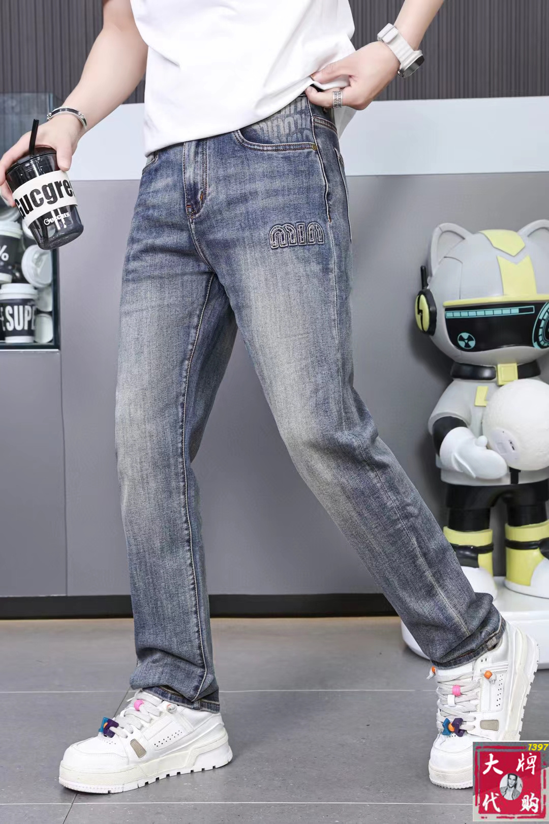 NO:141099,[MiuMiu] Early spring men's new high-end fashion casual jeans, simple and atmospheric, the same style of the counter supports inspection of goods, simple and fashionable, calm and versatile, and the same style of the comfortable counter supports inspection. A century-old luxury brand, a traditional and noble design style of the British showcases noble temperament and wins the favor of countless people. No matter what occasion, it shows luxurious and extraordinary temperament. Use imported custom-made lyesel five-bag casual high-elastic fabric. Top master design. The craftsmanship works are very beautiful, and every detail can show the quality of the big brand. I think such a feature is enough to make people excited. A super versatile basic style is one of them, and it is worth the price-performance ratio!  Size 29-38, miumiu, jeans, alexander wang19860909【 MiuMiu 缪缪】早春男士新款高级时装休闲牛仔裤,简洁大气 ,专柜同款支持验货简约时尚,从容百搭,舒适专柜同款支持验货,百年奢侈品牌,英伦传统高贵的设计风格,尽显高贵气质赢取无数人的欢心 无论什么场合穿上都尽显奢华、高贵非凡的气质 选用进口定制莱赛尔五袋休闲高弹面料 顶级大师设计 匠心著作实物非常漂亮,每个细节都能彰显大牌的品质感.我觉得这样一条特色足以让人心动.超百搭基本款人手一条,超值性价比！尺码29一38,,miumiu,jeans,alexander wang,Men's clothing