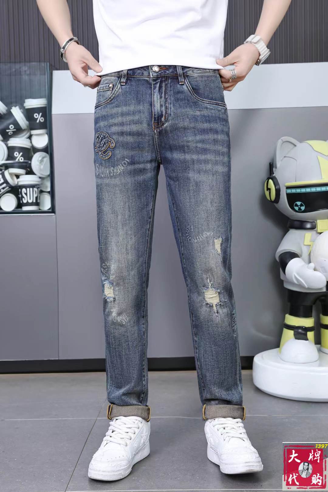 NO:141097,[CHANEL] Early spring men's new high-end fashion casual jeans, simple and atmospheric, the same style of the counter supports inspection of goods, simple and fashionable, calm and versatile, and the same style of the comfortable counter supports inspection. A century-old luxury brand, the traditional and noble design style of the British show the noble temperament and win the favor of countless people. No matter what occasion, it shows the luxurious and noble temperament. Use imported custom-made lyesel five-bag casual high-elastic fabric. Top master design. The craftsmanship works are very beautiful, and every detail can show the quality of the big brand. I think such a feature is enough to make people excited. Super versatile basic styles are one of them, and they are worth the price-performance ratio!  Size 29-38, Chanel, Chanel, Jeans, Alexander wang19860909【 CHANEL 香奈儿】早春男士新款高级时装休闲牛仔裤,简洁大气 ,专柜同款支持验货简约时尚,从容百搭,舒适专柜同款支持验货,百年奢侈品牌,英伦传统高贵的设计风格,尽显高贵气质赢取无数人的欢心 无论什么场合穿上都尽显奢华、高贵非凡的气质 选用进口定制莱赛尔五袋休闲高弹面料 顶级大师设计 匠心著作实物非常漂亮,每个细节都能彰显大牌的品质感.我觉得这样一条特色足以让人心动.超百搭基本款人手一条,超值性价比！尺码29一38,,chanel,chanel,jeans,alexander wang,Men's clothing