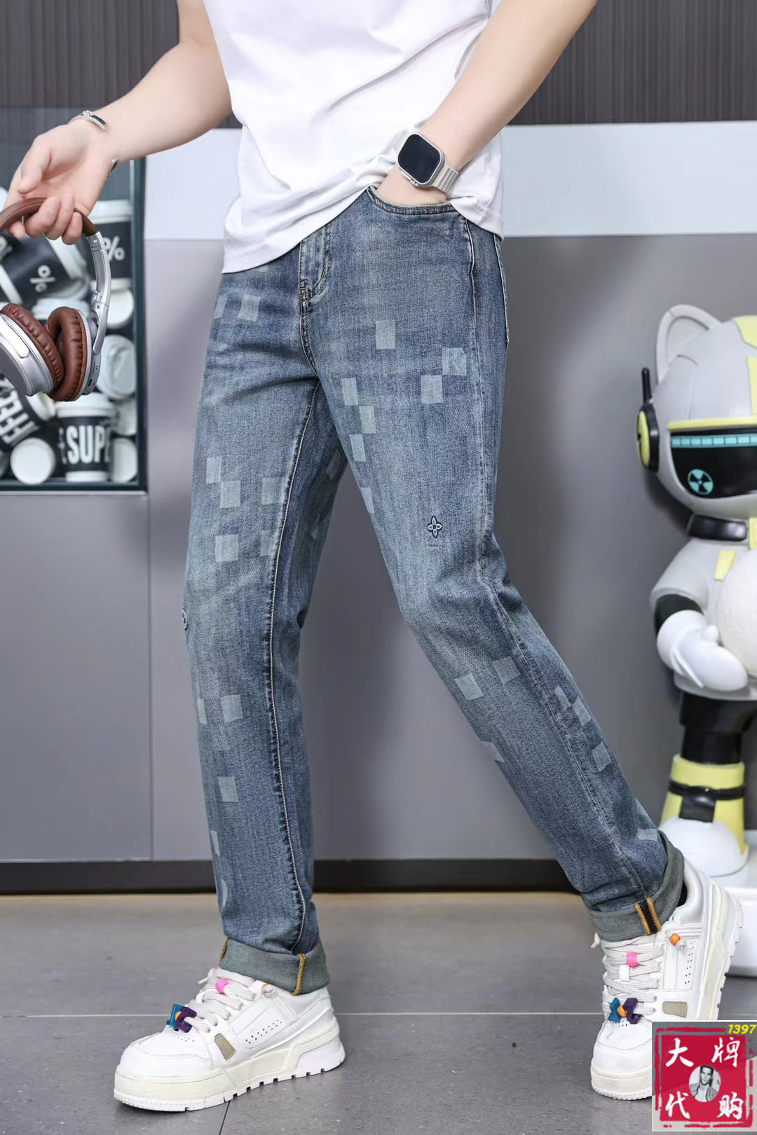 NO:141101,[LV Louis Vuitton] Early spring men's new high-end fashion casual jeans, simple and atmospheric, the same style of the counter supports inspection of goods, simple and fashionable, calm and versatile, and the same style of the comfortable counter supports inspection. A century-old luxury brand, the traditional and noble design style of the British show the noble temperament and win the favor of countless people. No matter what occasion, it shows the luxurious and noble temperament. Use imported custom-made Laiser five-bag casual high-elastic fabric. Top master design. The craftsmanship works are very beautiful, and every detail can show the quality of the big brand. I think such a feature is enough to make people excited. Super versatile basic styles are all worth the price-performance ratio!  Size 29-38, louis vuitton,louis vuitton,jeans,alexander wang19860909【 LV 路易威登】早春男士新款高级时装休闲牛仔裤,简洁大气 ,专柜同款支持验货简约时尚,从容百搭,舒适专柜同款支持验货,百年奢侈品牌,英伦传统高贵的设计风格,尽显高贵气质赢取无数人的欢心 无论什么场合穿上都尽显奢华、高贵非凡的气质 选用进口定制莱赛尔五袋休闲高弹面料 顶级大师设计 匠心著作实物非常漂亮,每个细节都能彰显大牌的品质感.我觉得这样一条特色足以让人心动.超百搭基本款人手一条,超值性价比！尺码29一38,,louis vuitton,louis vuitton,jeans,alexander wang,Men's clothing